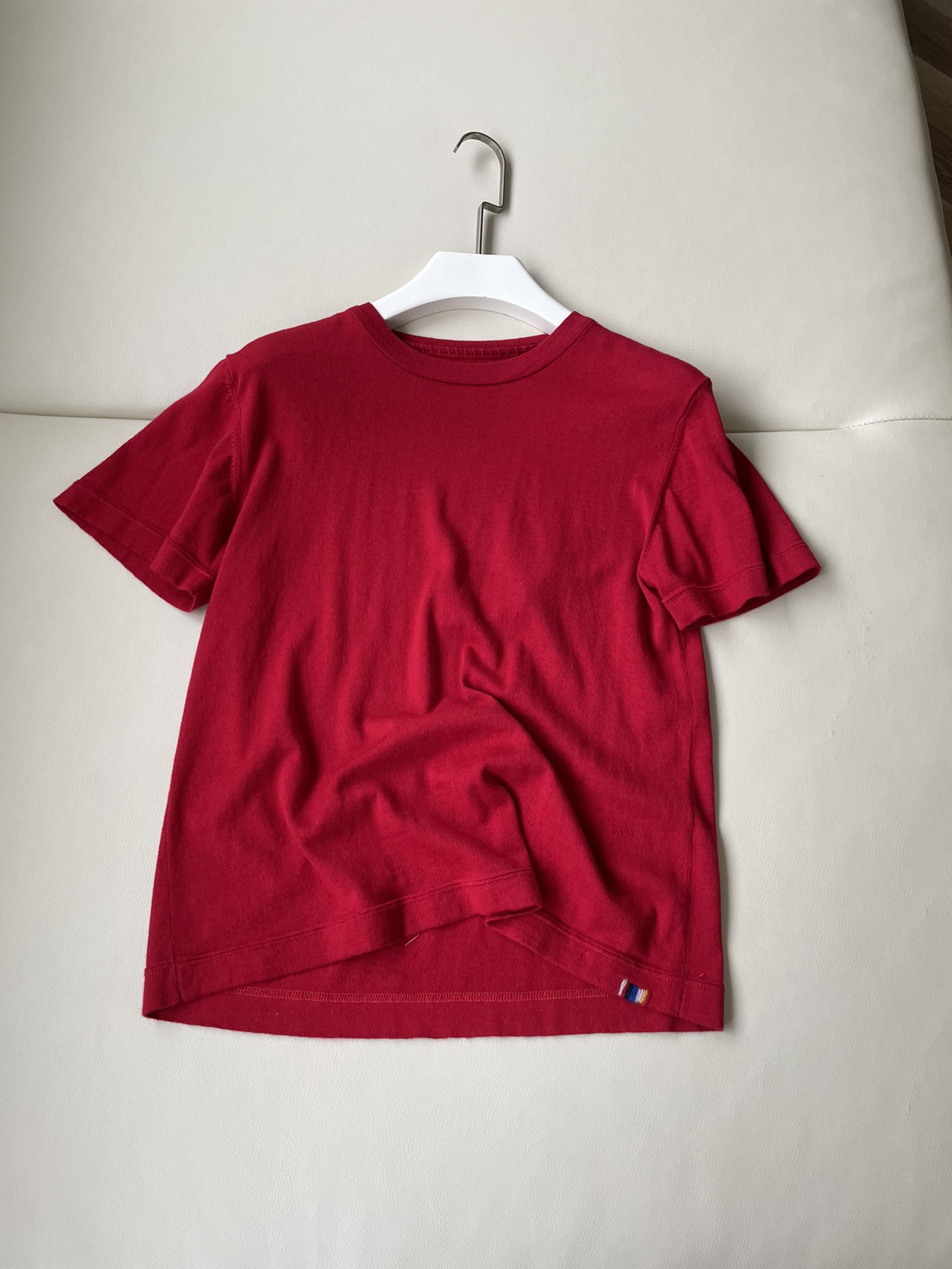 Pszdyyq 古巴棉羊绒混纺T恤由30%羊绒和qdew%棉制成，采用平锁缝线、下摆和针织领口设计。普通羊绒与棉的清爽结构和干净透气性融为一体。在炎热的天气里很好，或者作为内层。这款t恤实穿和舒适度都极佳。推荐～颜色：绿色红色尺码：SML