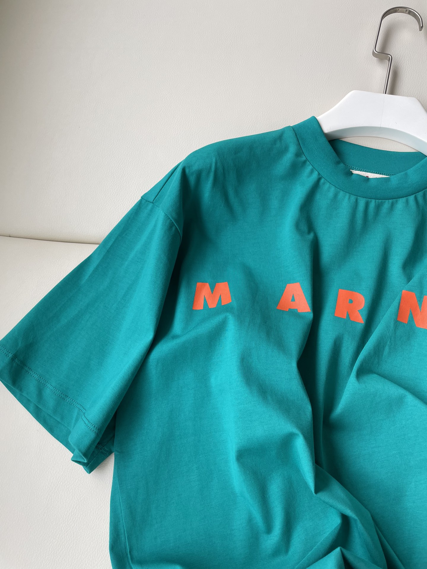 Marni’s Classic Contoured T-Shirt in Peacock Green with Turkish Cotton, One-Size-Fits-All. - 图片 3