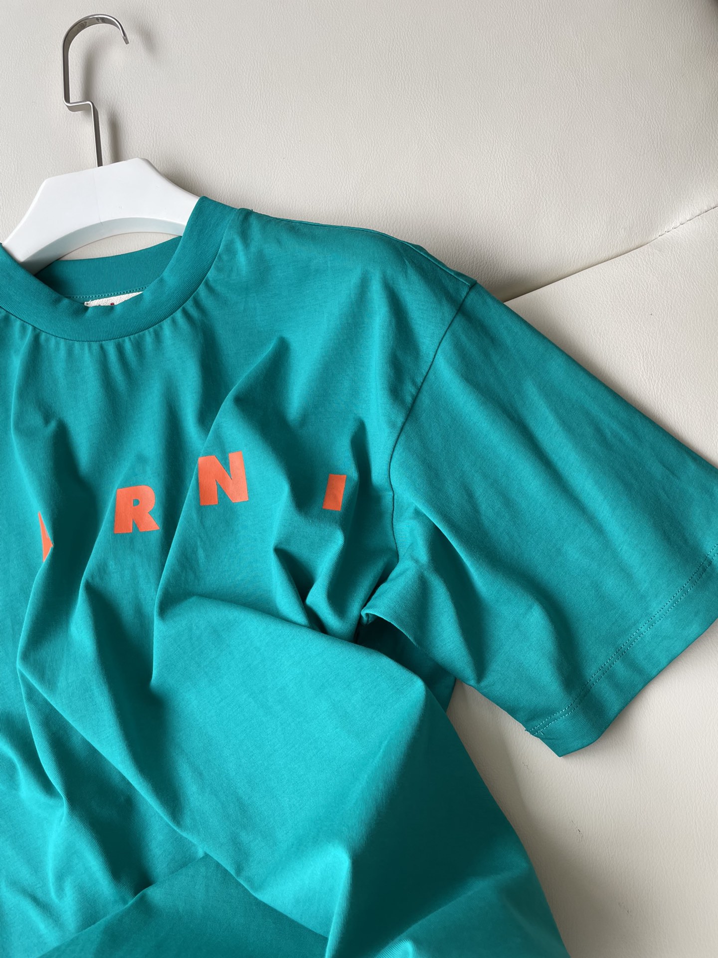 Marni’s Classic Contoured T-Shirt in Peacock Green with Turkish Cotton, One-Size-Fits-All. - 图片 5