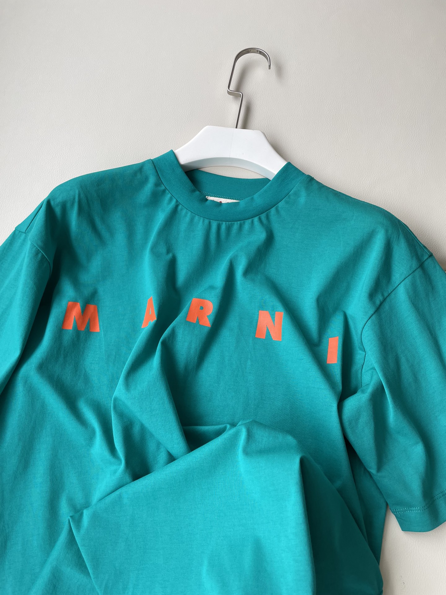 Marni’s Classic Contoured T-Shirt in Peacock Green with Turkish Cotton, One-Size-Fits-All. - 图片 2