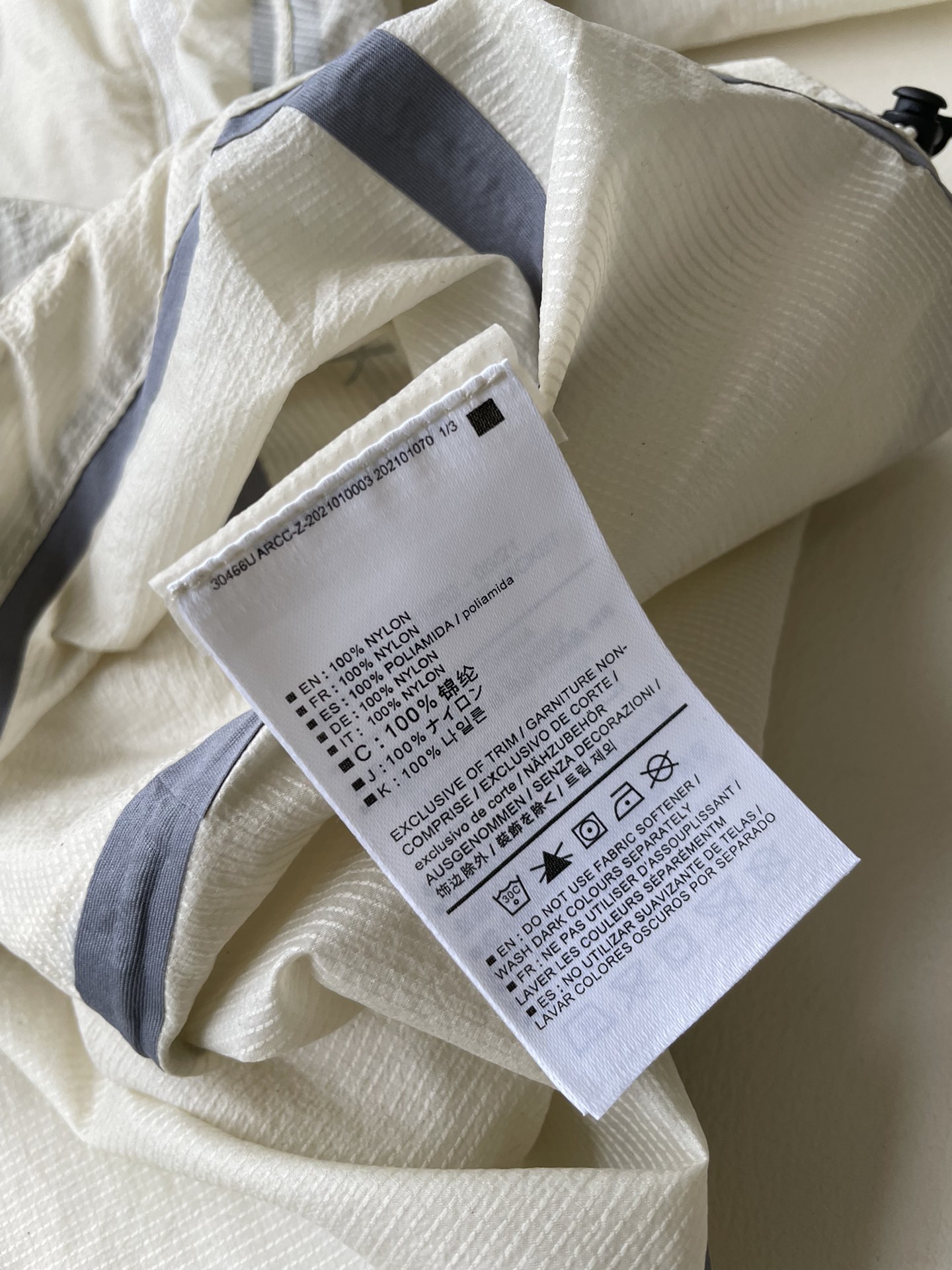 “ArCteryx Women’s Sunproof Skin Jacket: Stylish, Practical, and Versatile Summer Essential” - 图片 7