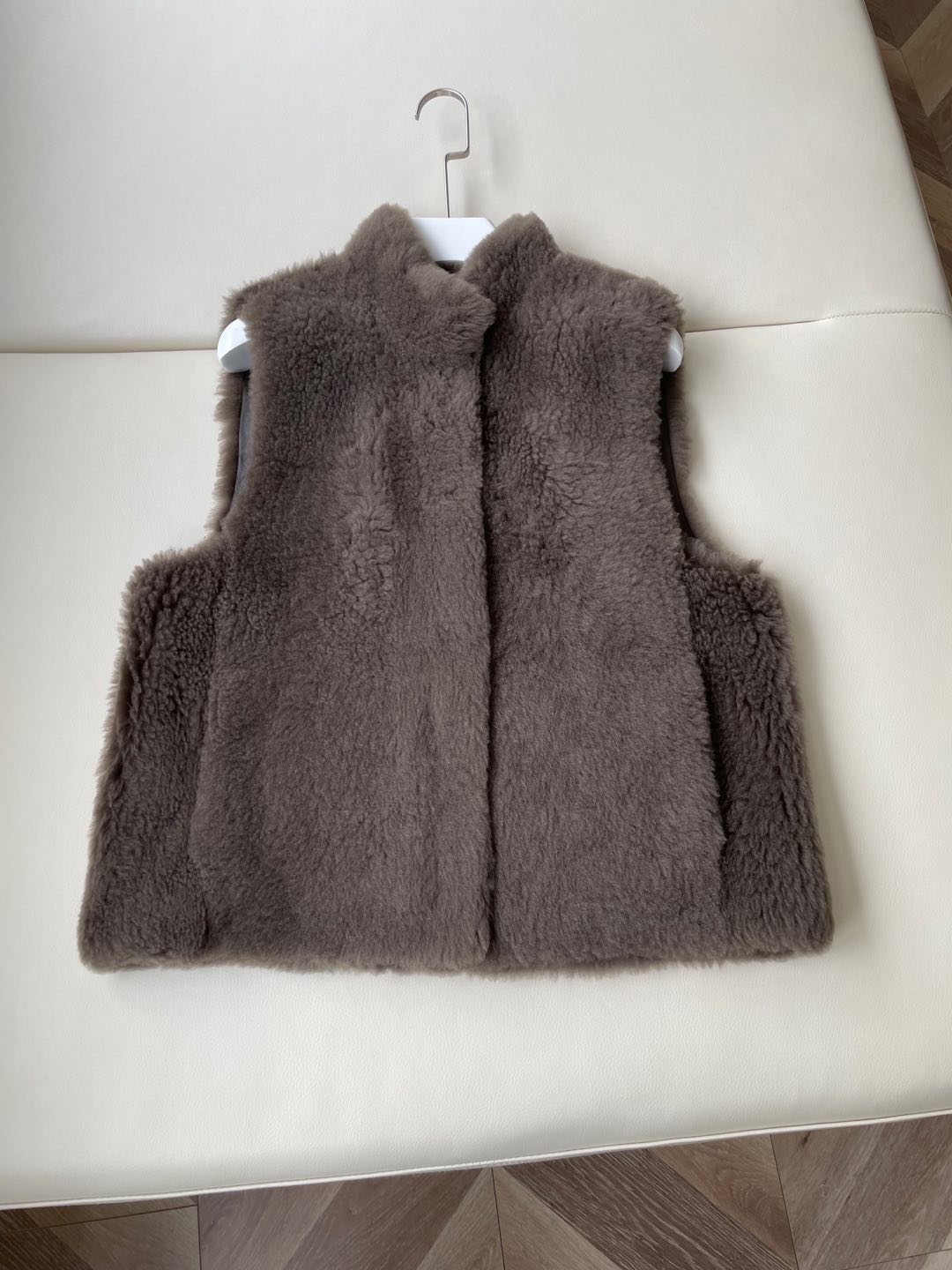 Luxury LP-Grade Lagun Fur Vest: Italian Lamb Species, Warm and Stylish - 图片 1