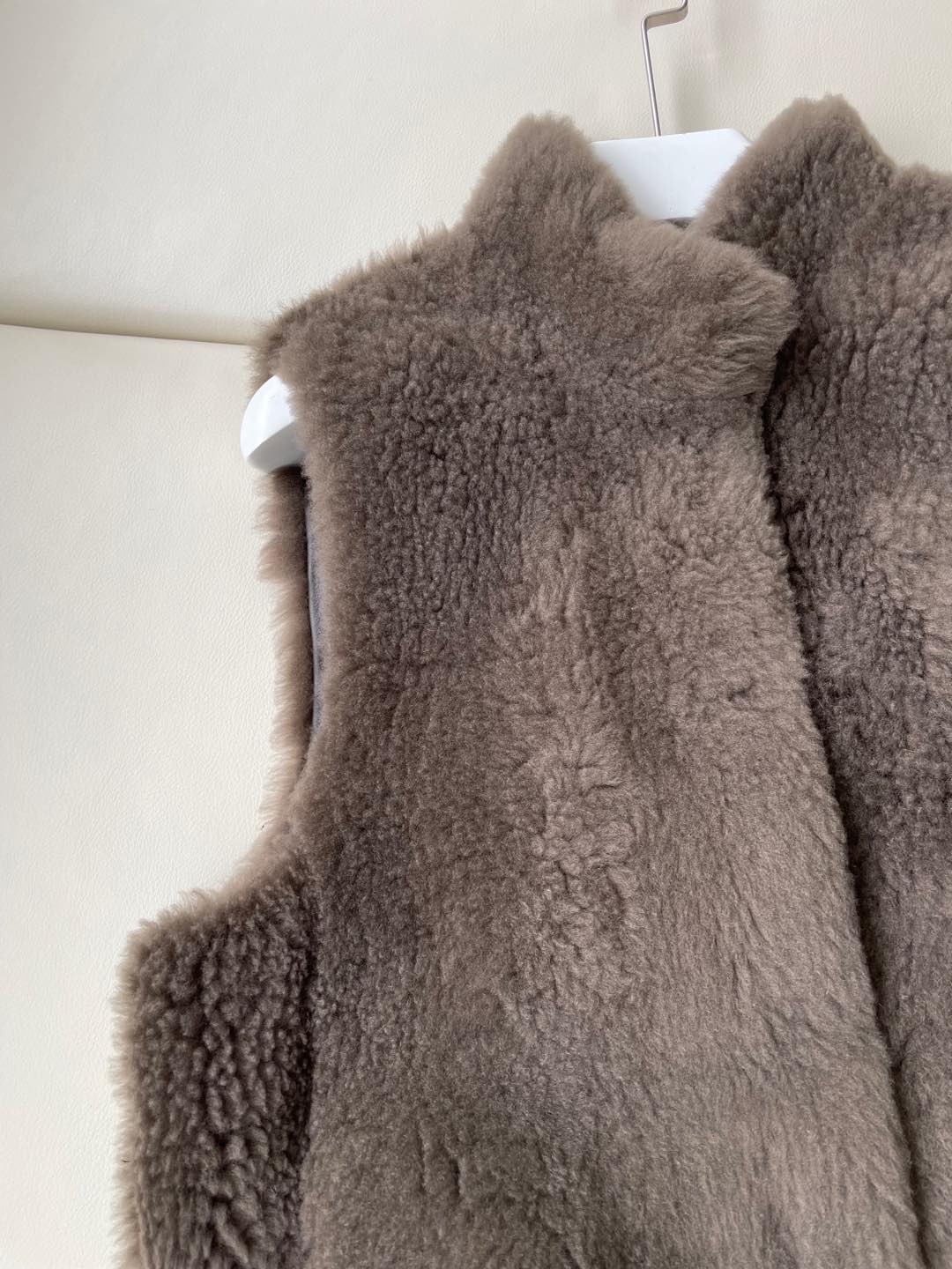 Luxury LP-Grade Lagun Fur Vest: Italian Lamb Species, Warm and Stylish - 图片 3