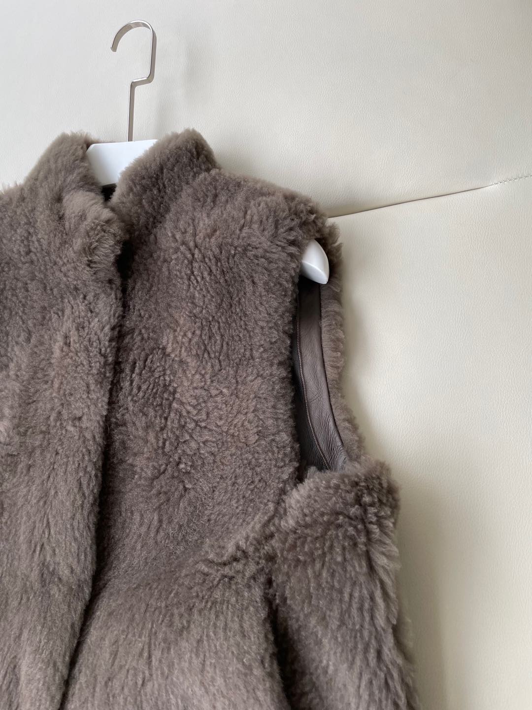 Luxury LP-Grade Lagun Fur Vest: Italian Lamb Species, Warm and Stylish - 图片 5