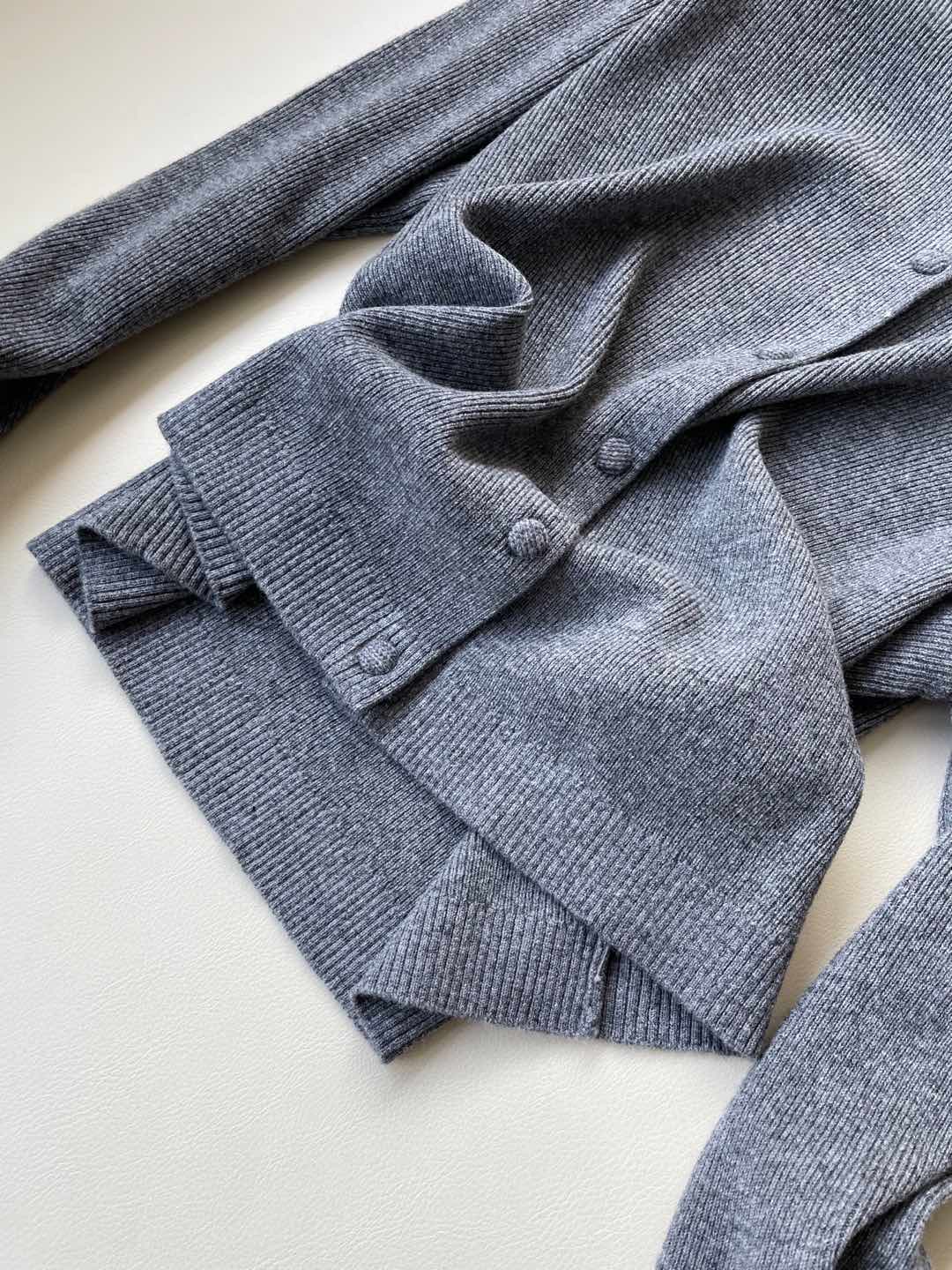 Kenzo-Inspired Gray and Black Suit with Embroidered Collar for Early Autumn Style - 图片 4