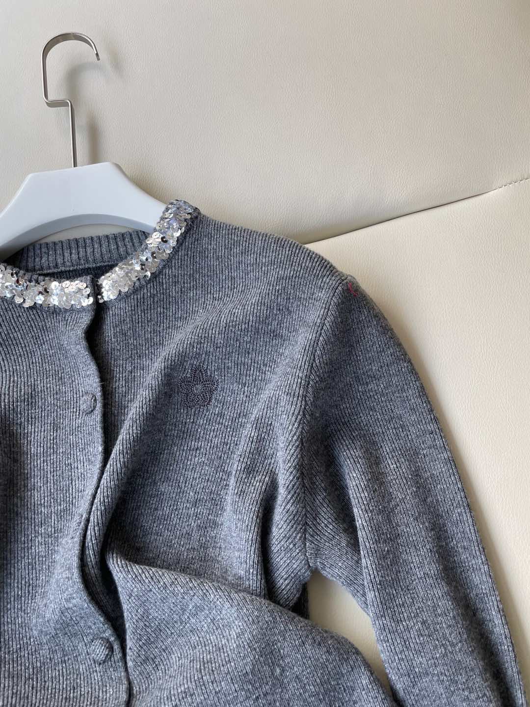 Kenzo-Inspired Gray and Black Suit with Embroidered Collar for Early Autumn Style - 图片 5