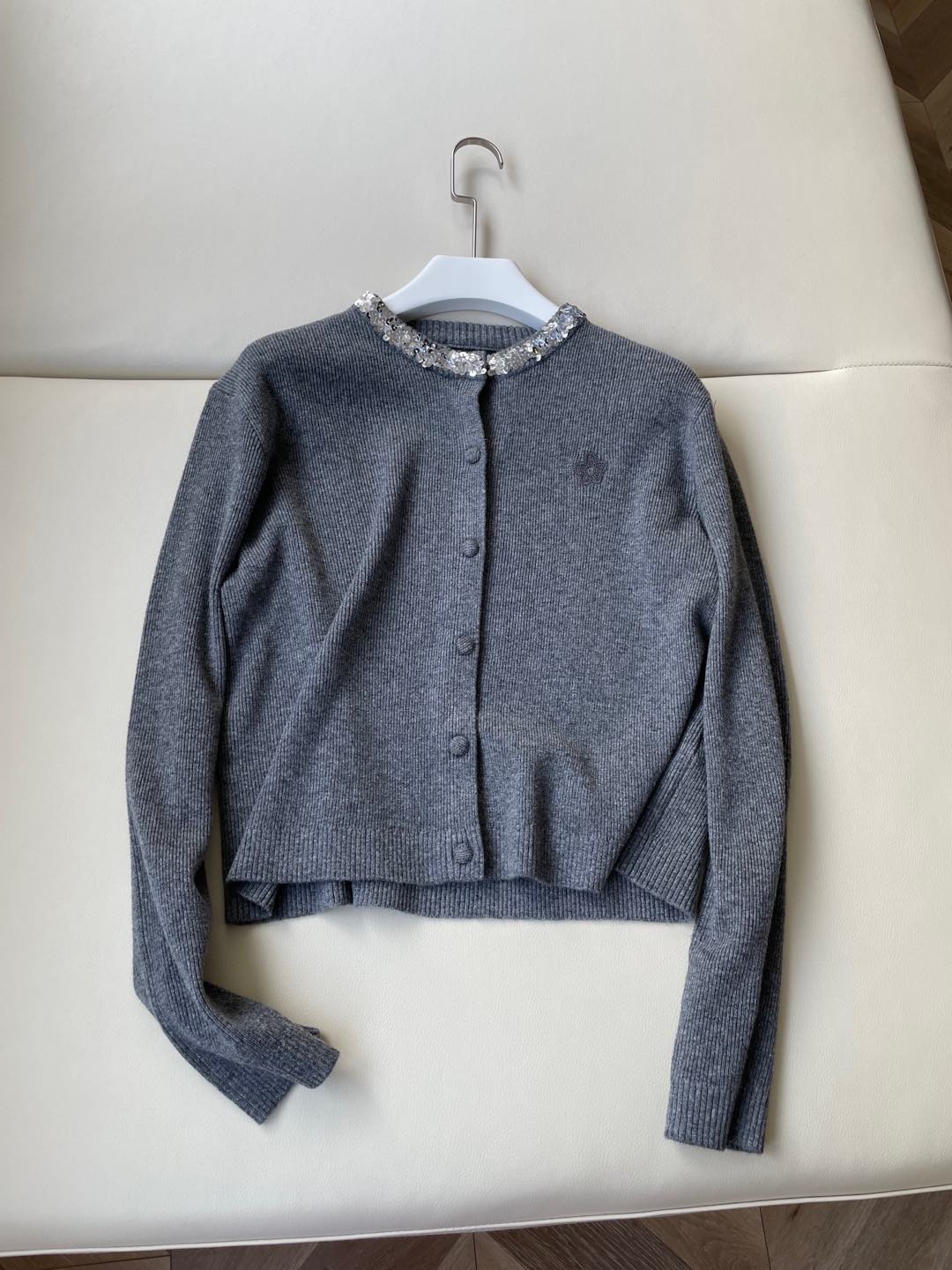 Kenzo-Inspired Gray and Black Suit with Embroidered Collar for Early Autumn Style - 图片 1