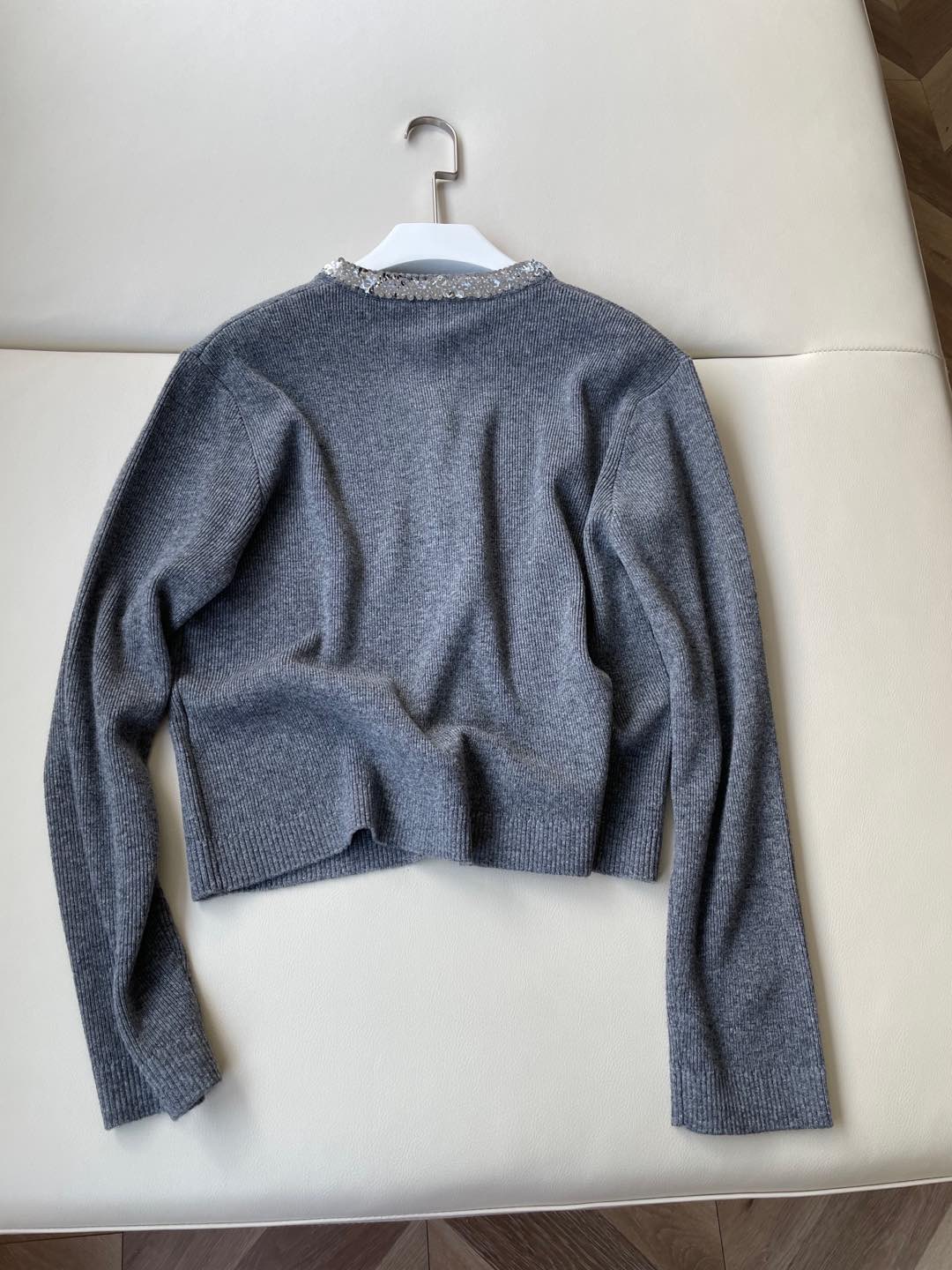 Kenzo-Inspired Gray and Black Suit with Embroidered Collar for Early Autumn Style - 图片 7