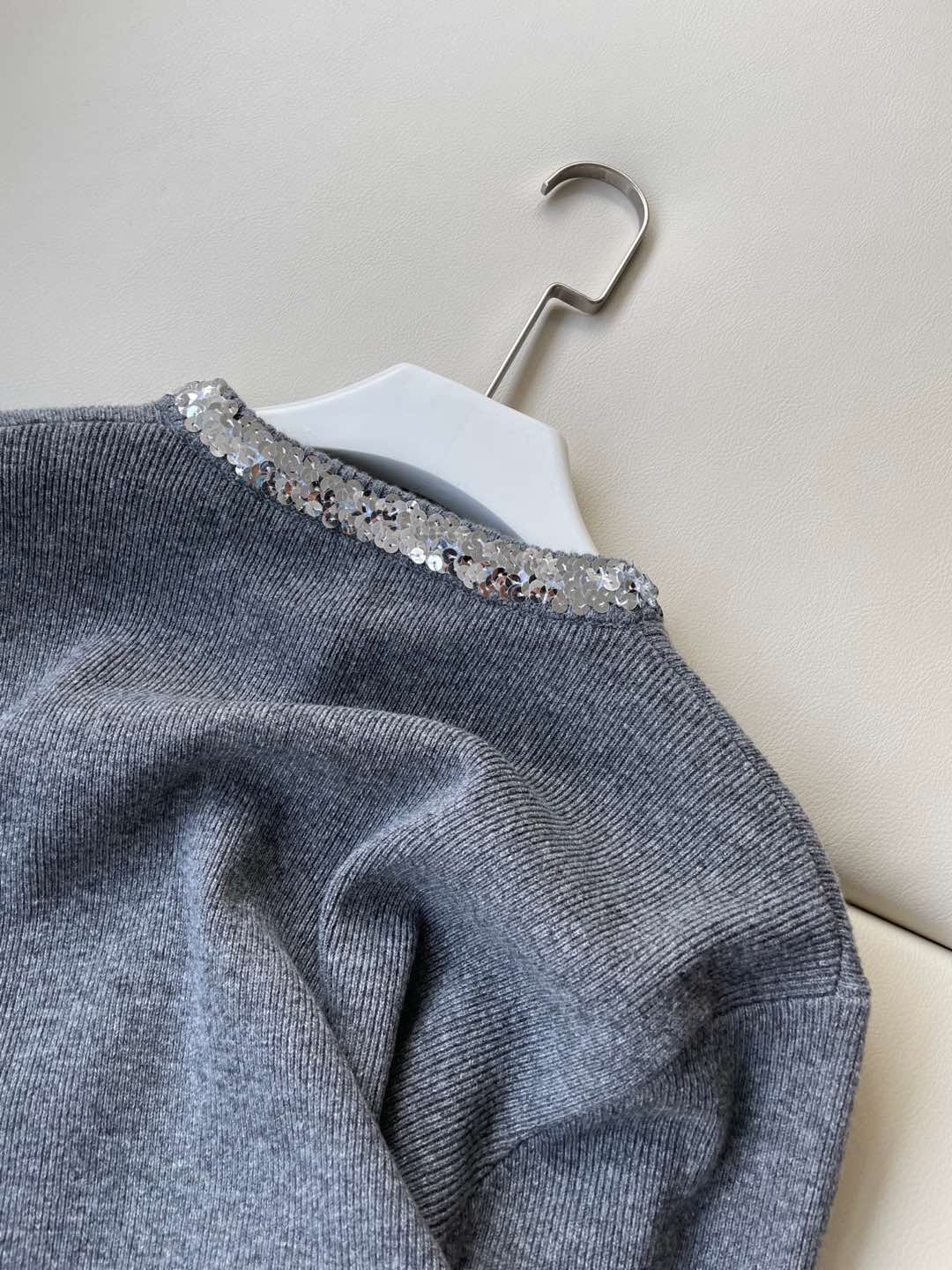 Kenzo-Inspired Gray and Black Suit with Embroidered Collar for Early Autumn Style - 图片 8