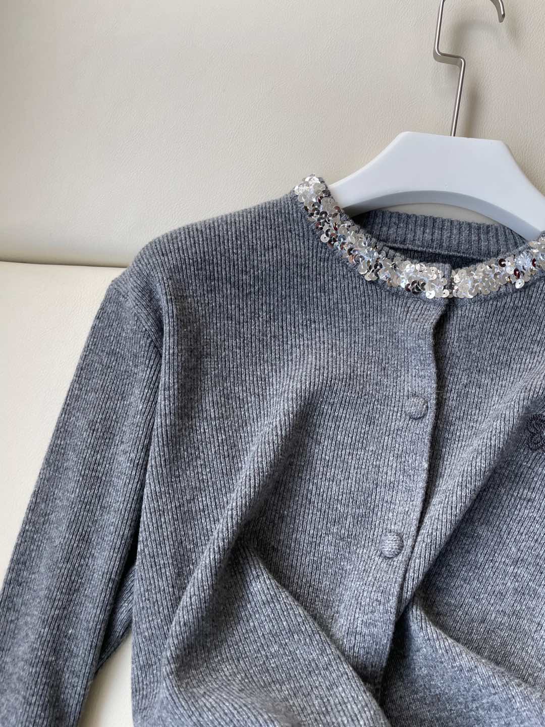 Kenzo-Inspired Gray and Black Suit with Embroidered Collar for Early Autumn Style - 图片 3