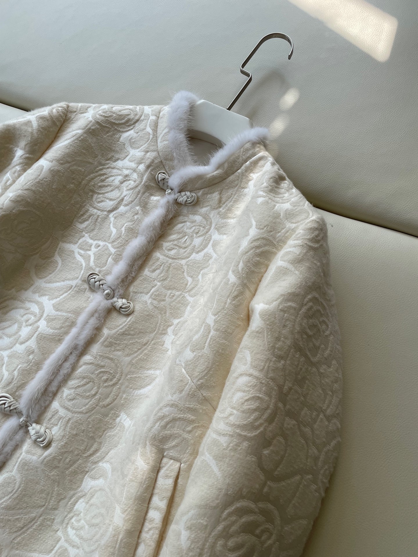 Versatile Female Suit with Chinese Plate, Dust Bag, and Mink Coat: Comfortable and Stylish. - 图片 2