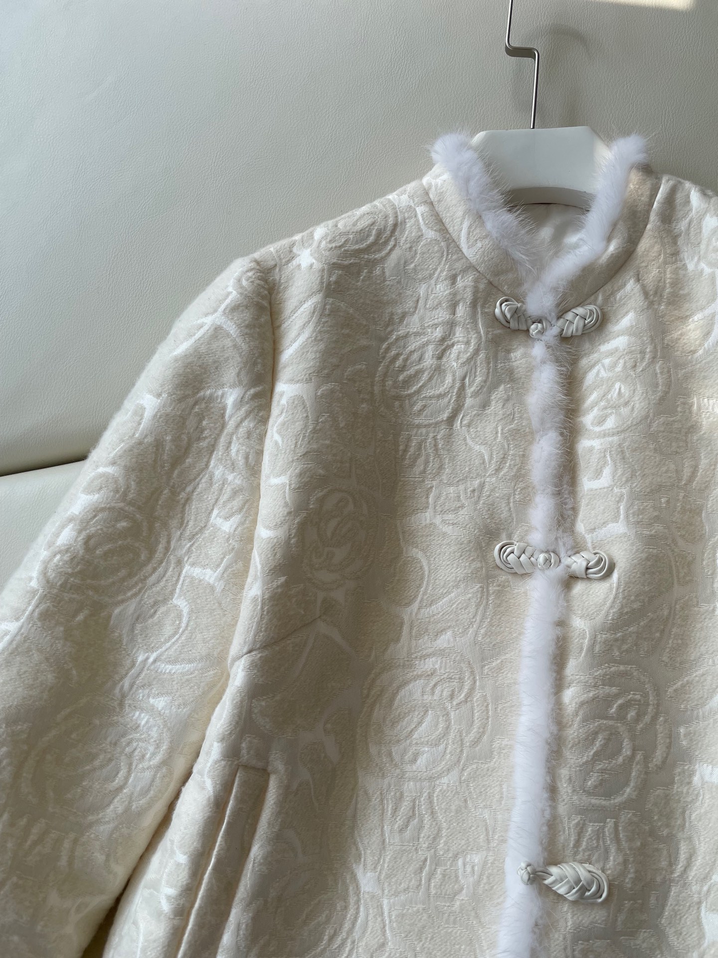 Versatile Female Suit with Chinese Plate, Dust Bag, and Mink Coat: Comfortable and Stylish. - 图片 3