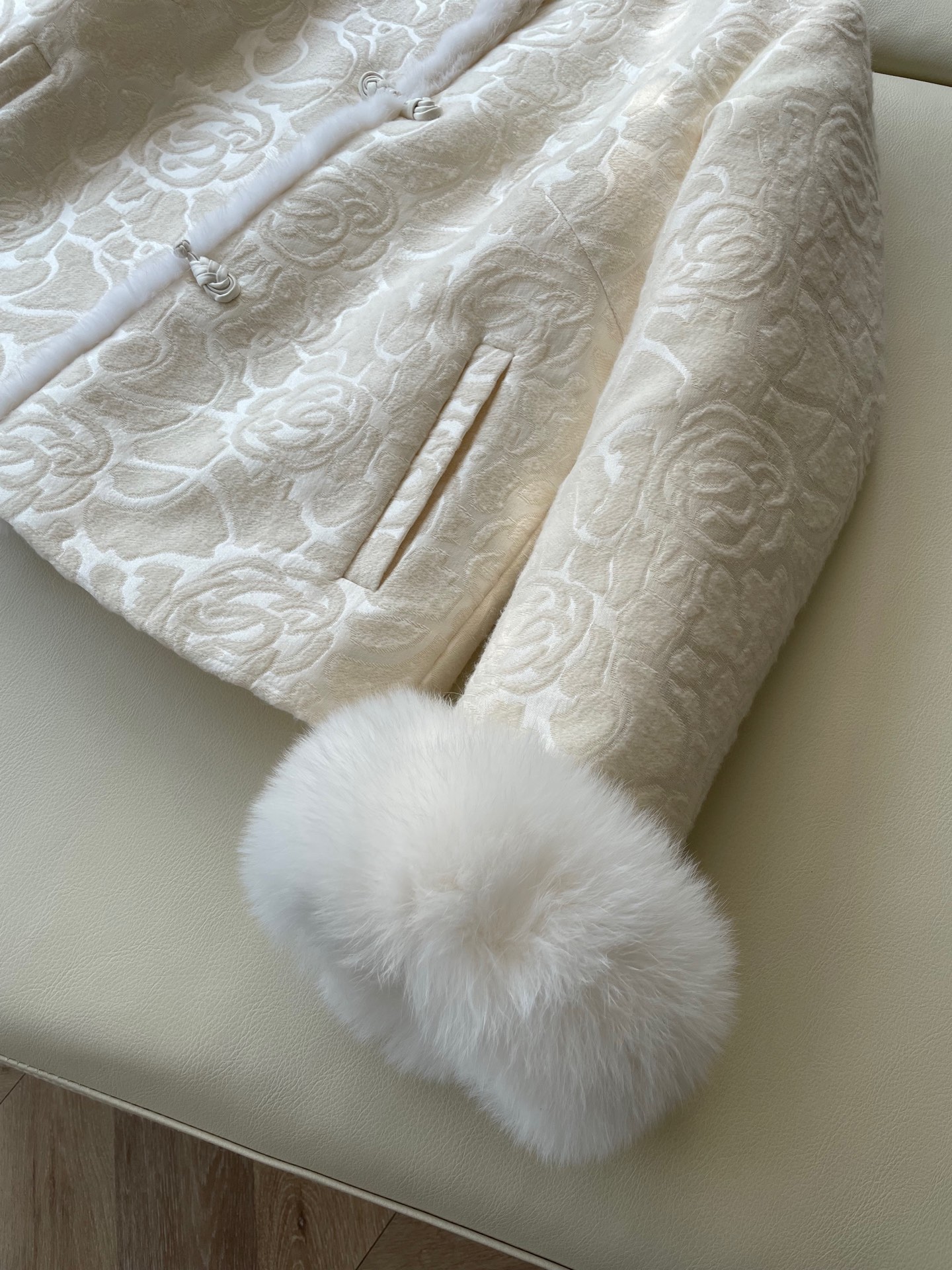 Versatile Female Suit with Chinese Plate, Dust Bag, and Mink Coat: Comfortable and Stylish. - 图片 5
