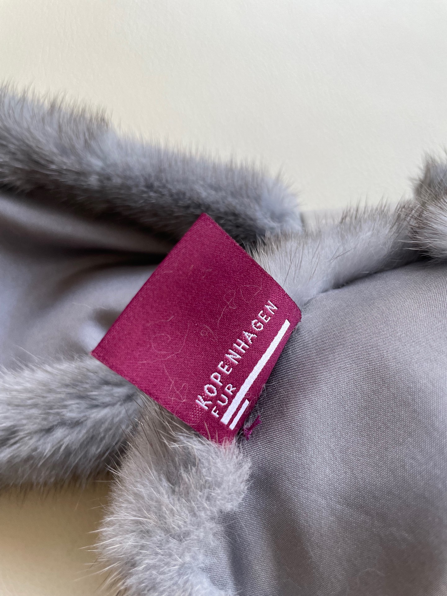 Luxury Copenhagen Mink Suit with Purple Scarf for Auction Highlighted by Sapphire Detail - 图片 8
