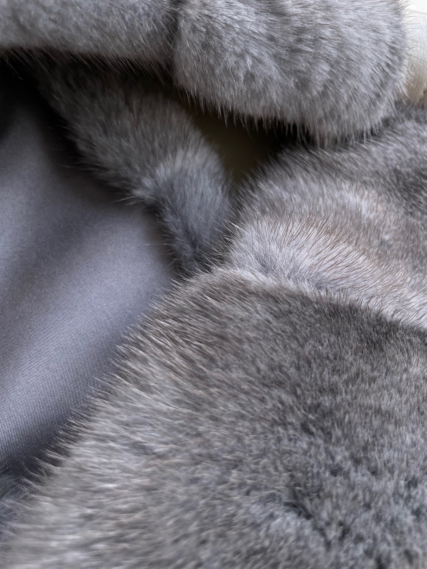 Luxury Copenhagen Mink Suit with Purple Scarf for Auction Highlighted by Sapphire Detail - 图片 6