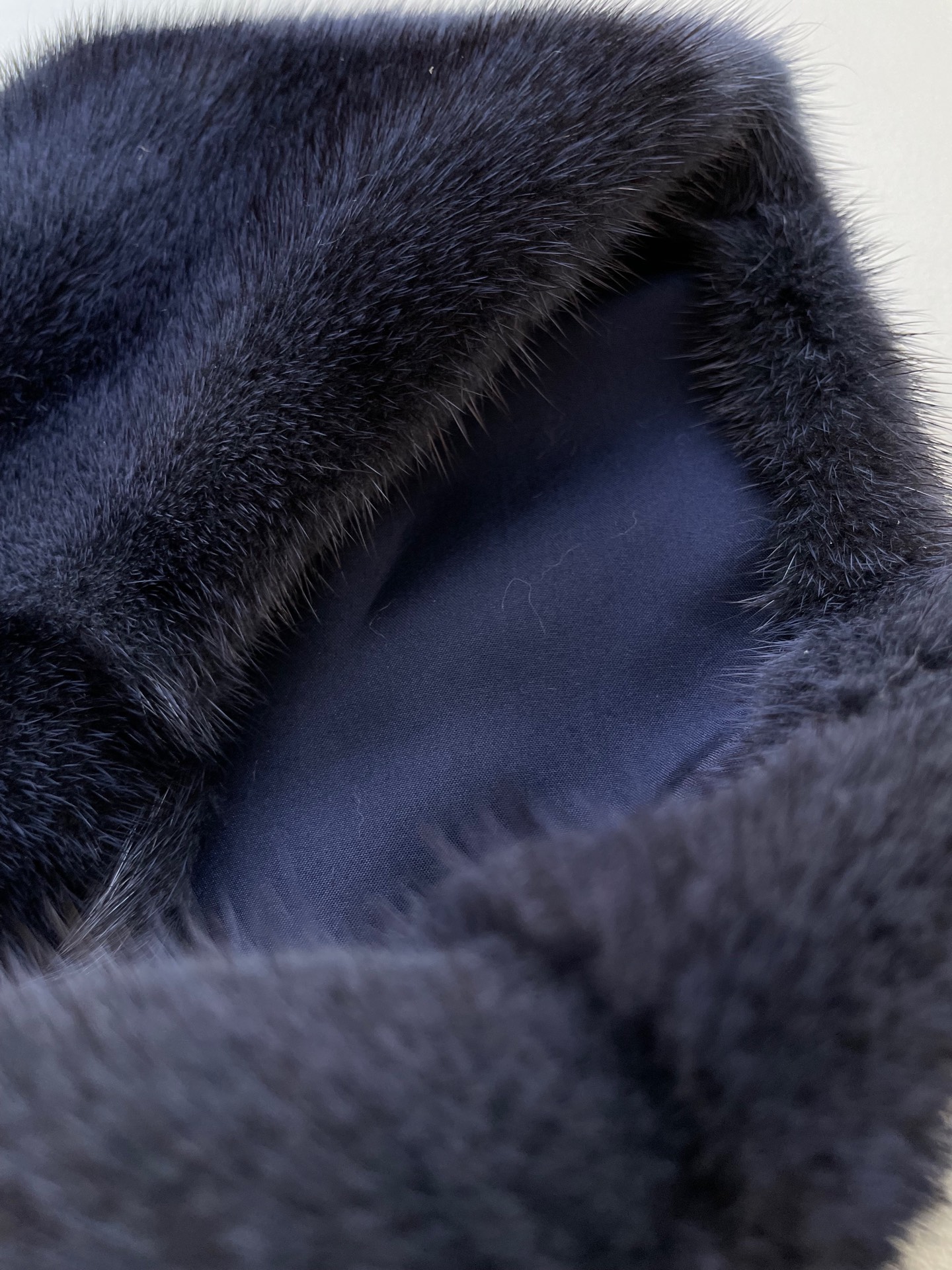 Luxurious Copenhagen Mink Suit at Auction with Crown Velvet Class Scarf - 图片 5