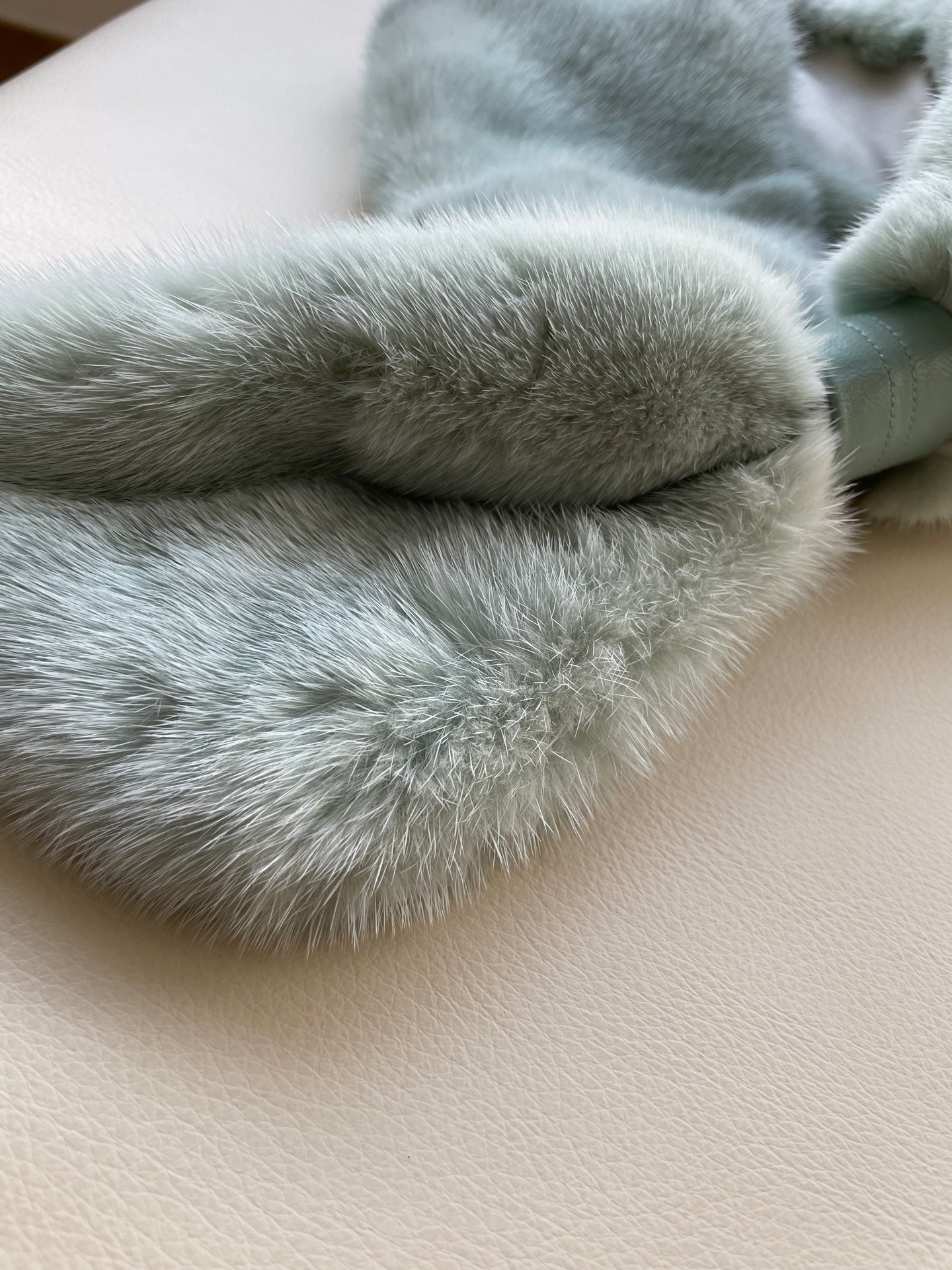 Luxurious Copenhagen Purple Mink Suit at Copenhagen Auction: High-Quality Design and Detail - 图片 4