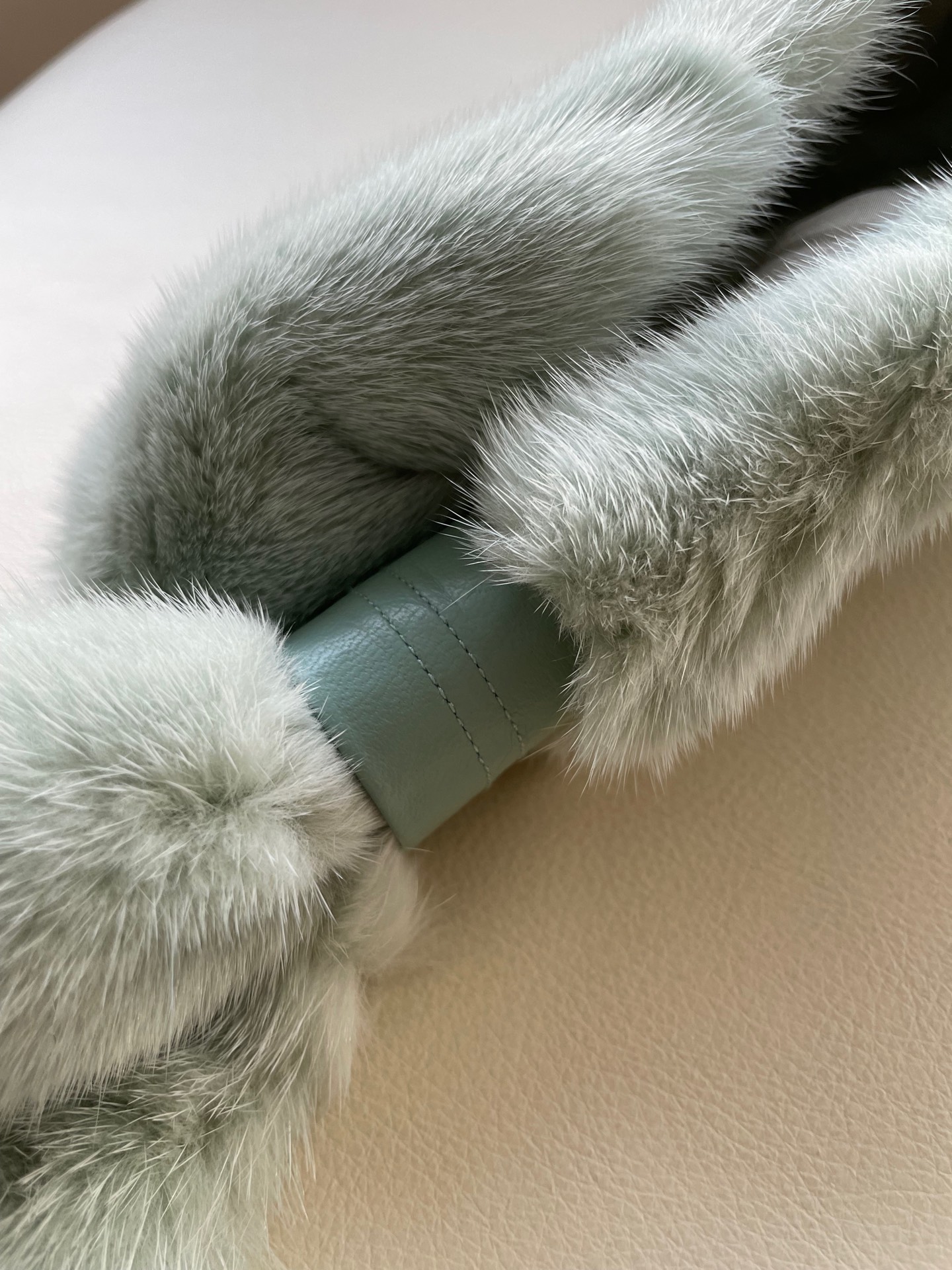 Luxurious Copenhagen Purple Mink Suit at Copenhagen Auction: High-Quality Design and Detail - 图片 7