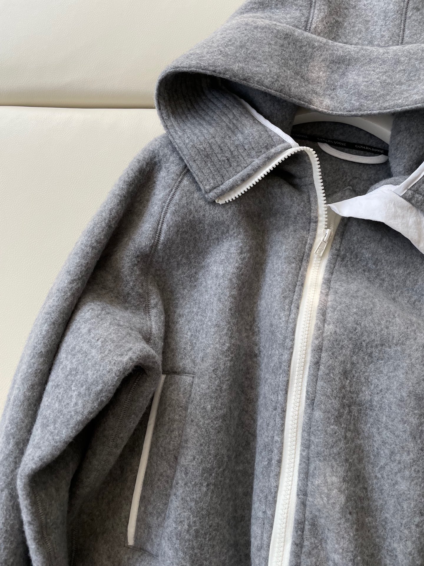 Canada Goose Wool Pilot Jacket: Comfortable, Warm, and Weather-Resistant Suit for Women - 图片 3