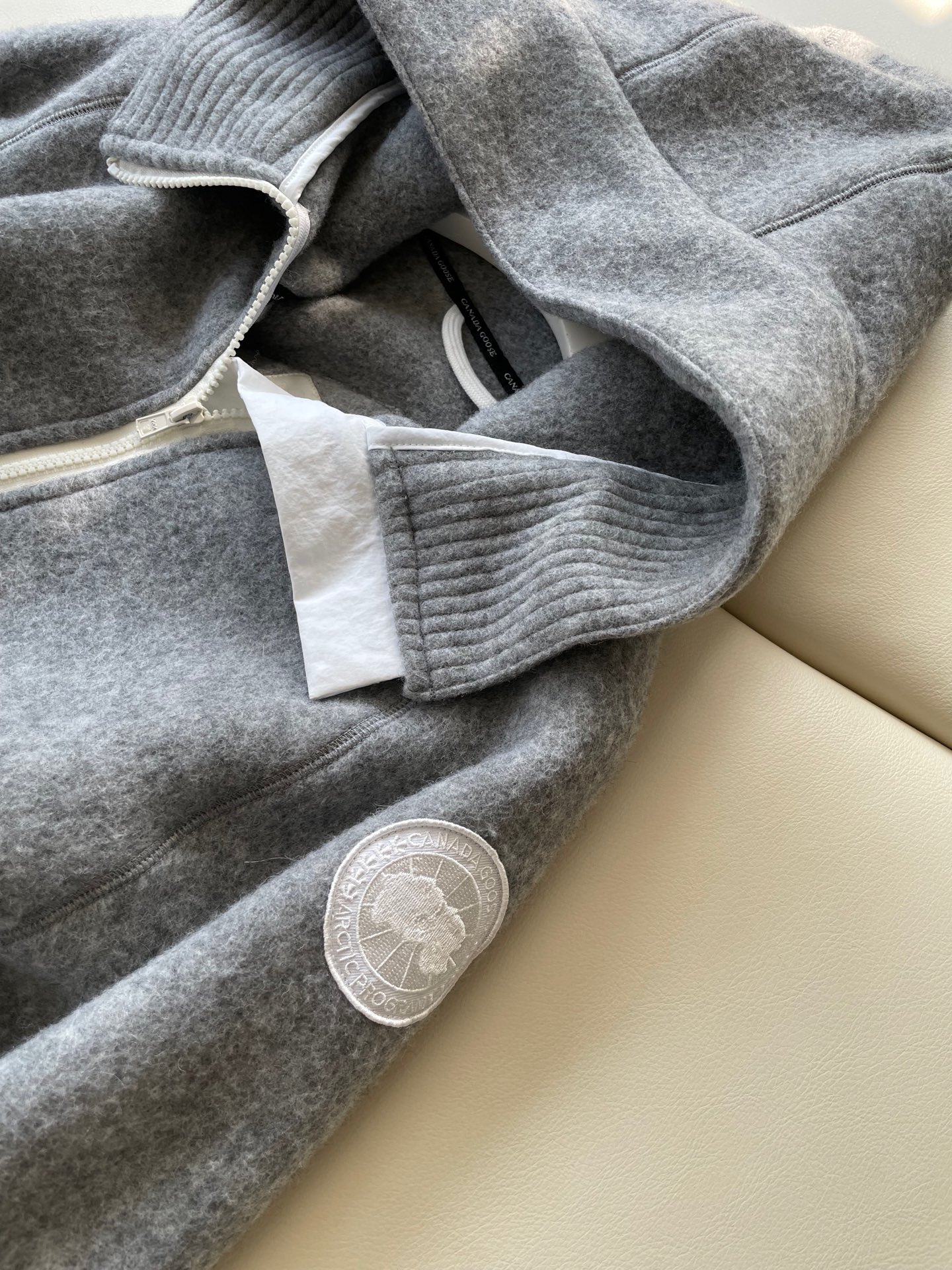 Canada Goose Wool Pilot Jacket: Comfortable, Warm, and Weather-Resistant Suit for Women - 图片 5