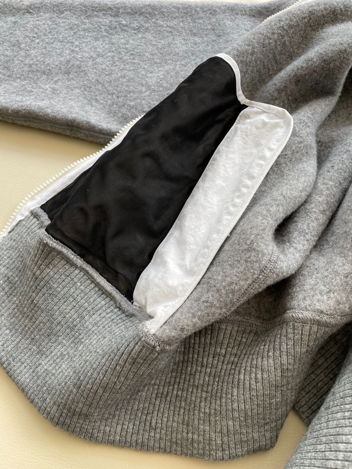 Canada Goose Wool Pilot Jacket: Comfortable, Warm, and Weather-Resistant Suit for Women - 图片 6