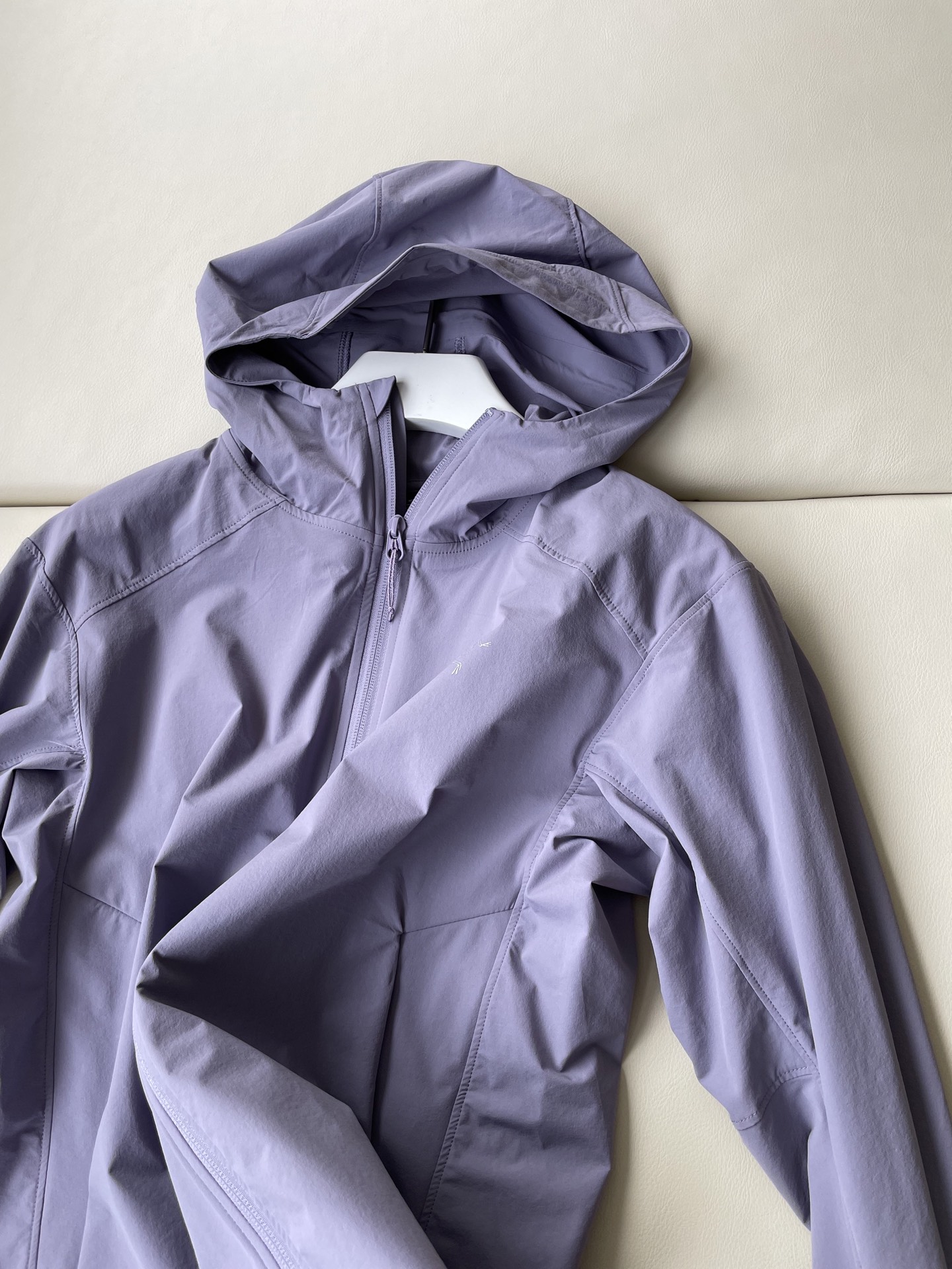 Arc’teryxagammalight Hoody Windproof Suit for Single Female: Features, Materials, and Sizes