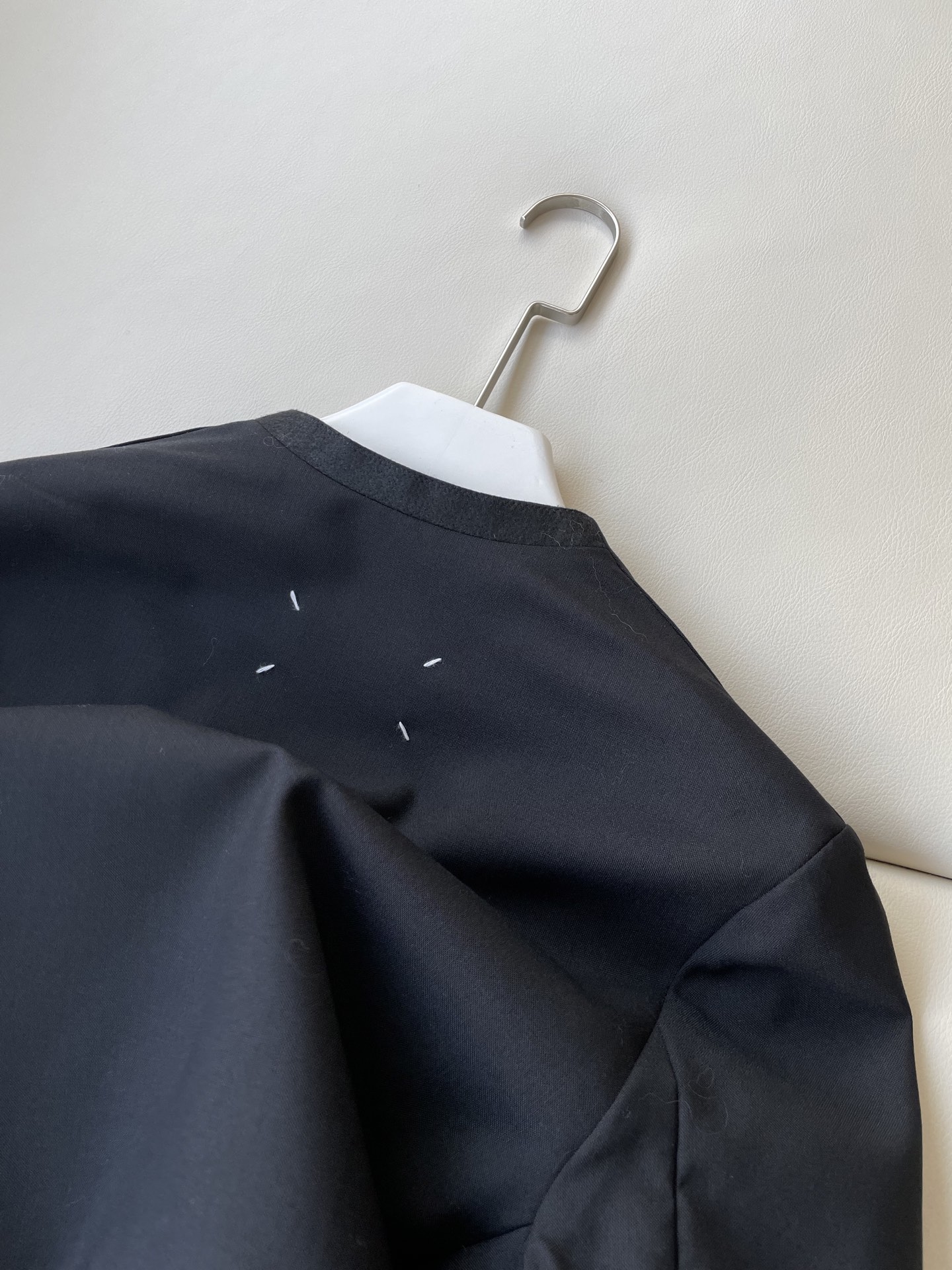 High-Quality Black Suit with Hand-Suture Marks, Wool Composition, Straight Shoulder - 图片 8