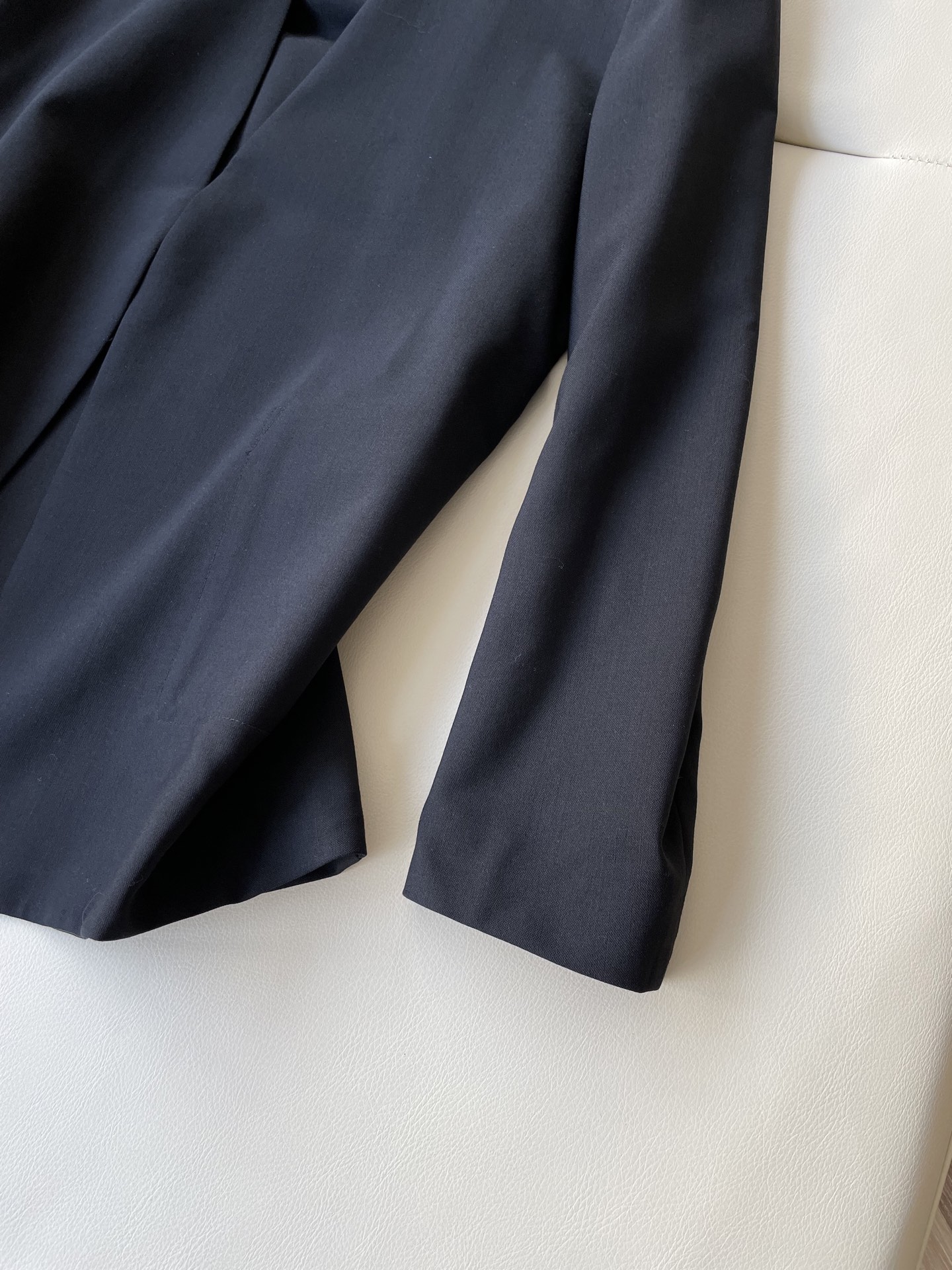 High-Quality Black Suit with Hand-Suture Marks, Wool Composition, Straight Shoulder - 图片 5