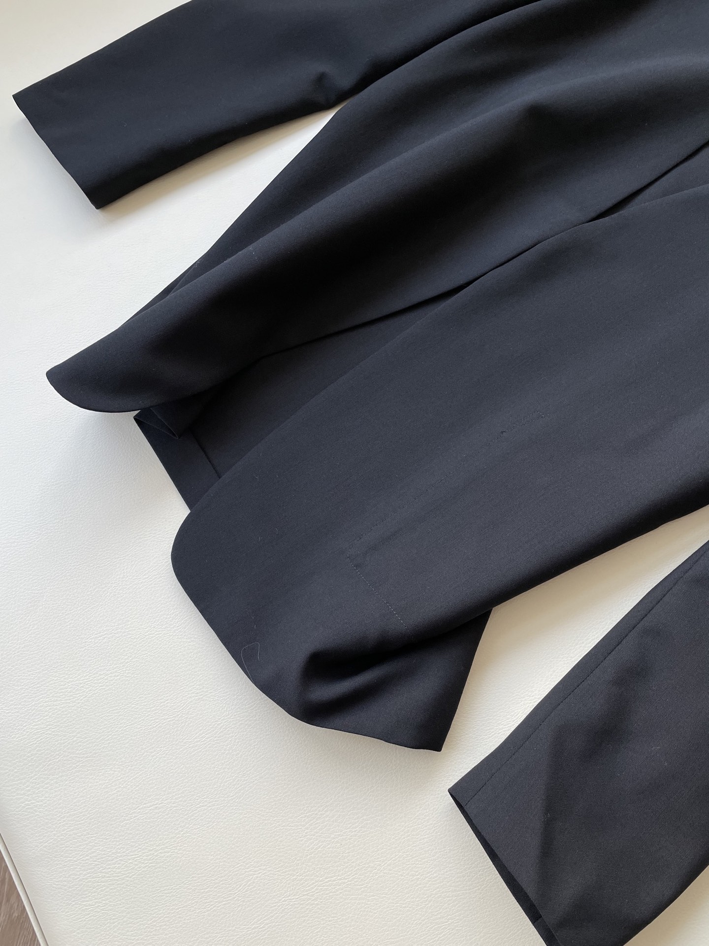 High-Quality Black Suit with Hand-Suture Marks, Wool Composition, Straight Shoulder - 图片 3