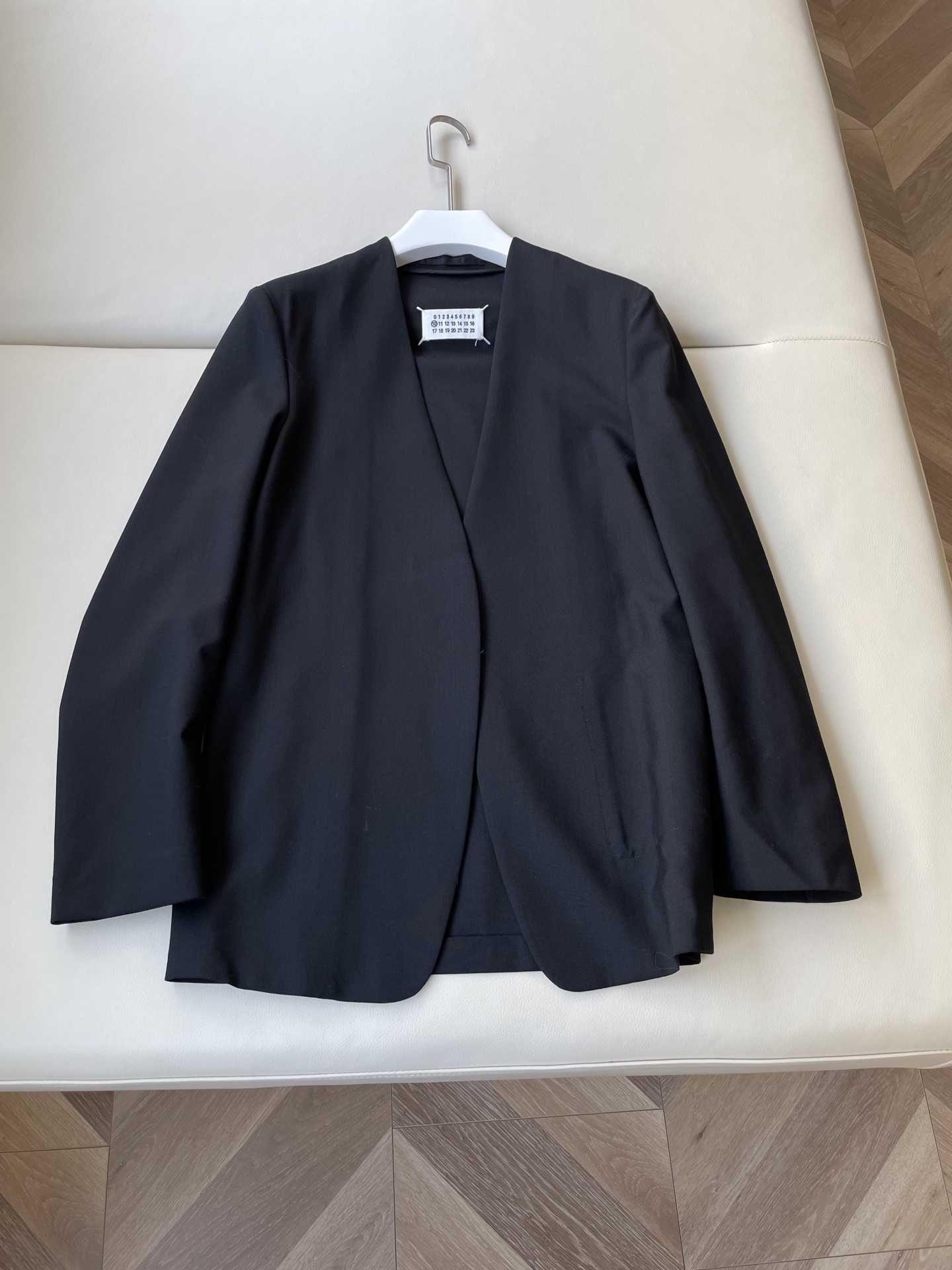 High-Quality Black Suit with Hand-Suture Marks, Wool Composition, Straight Shoulder - 图片 1