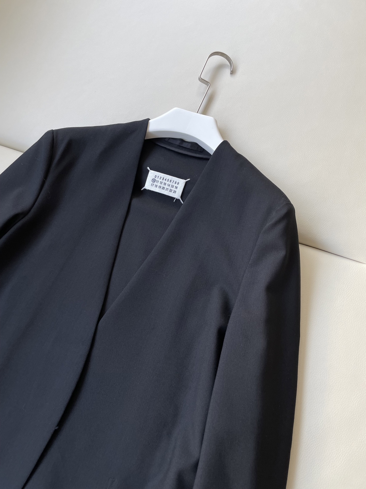 High-Quality Black Suit with Hand-Suture Marks, Wool Composition, Straight Shoulder - 图片 2