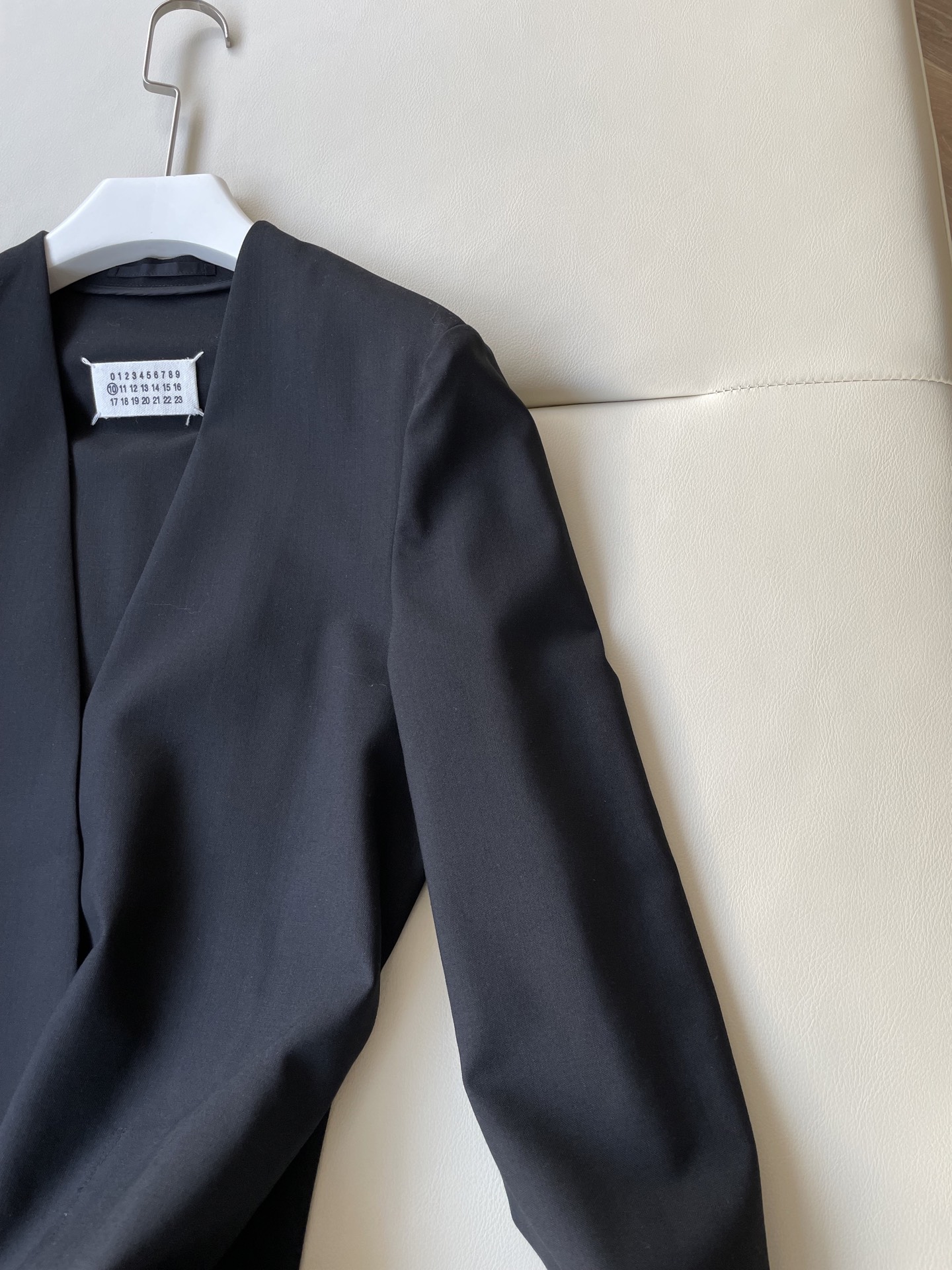 High-Quality Black Suit with Hand-Suture Marks, Wool Composition, Straight Shoulder - 图片 4