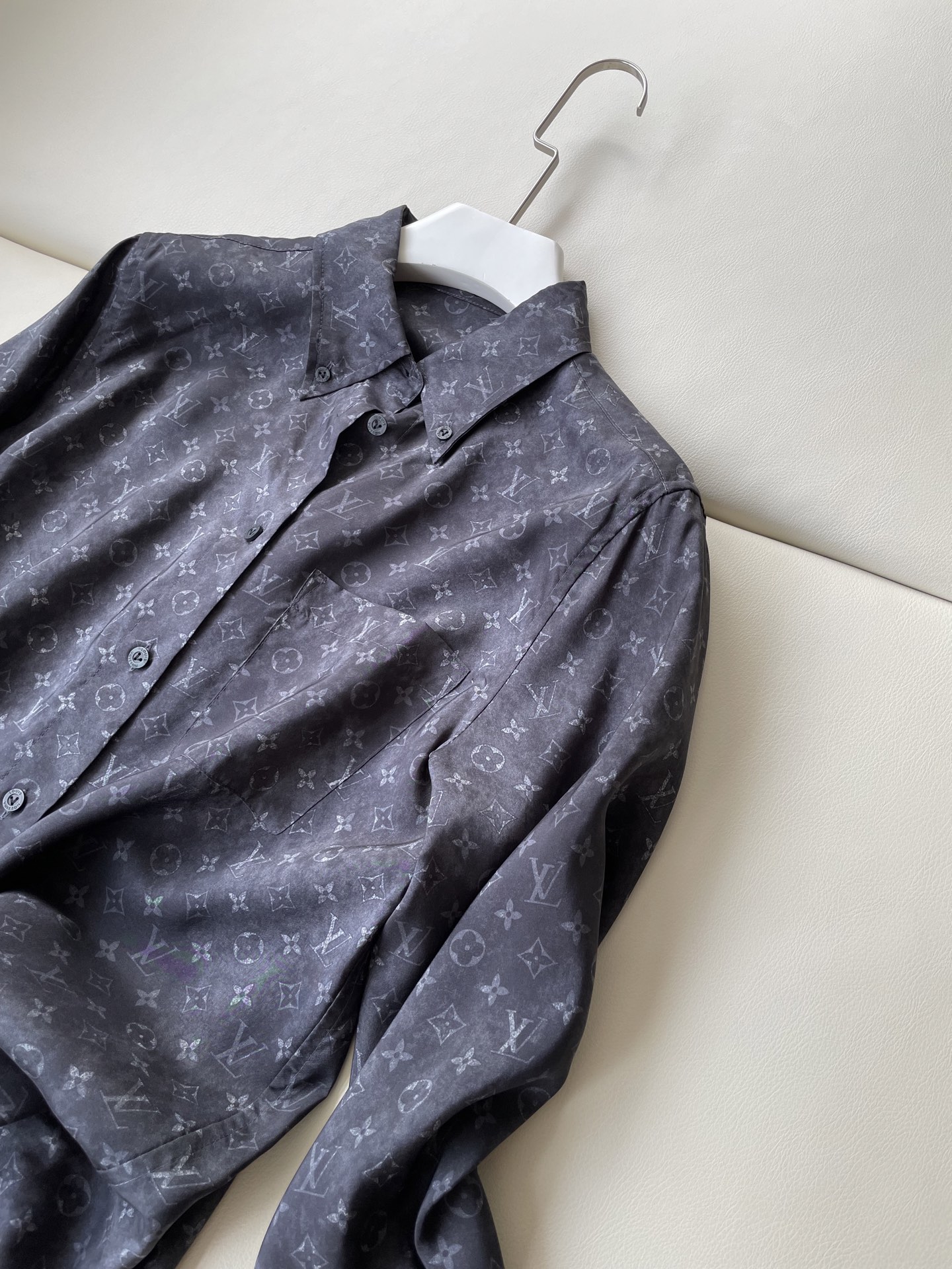 Luxury LV Monogram Silk Shirt: Elegance and Style in Every Stitch - 图片 2