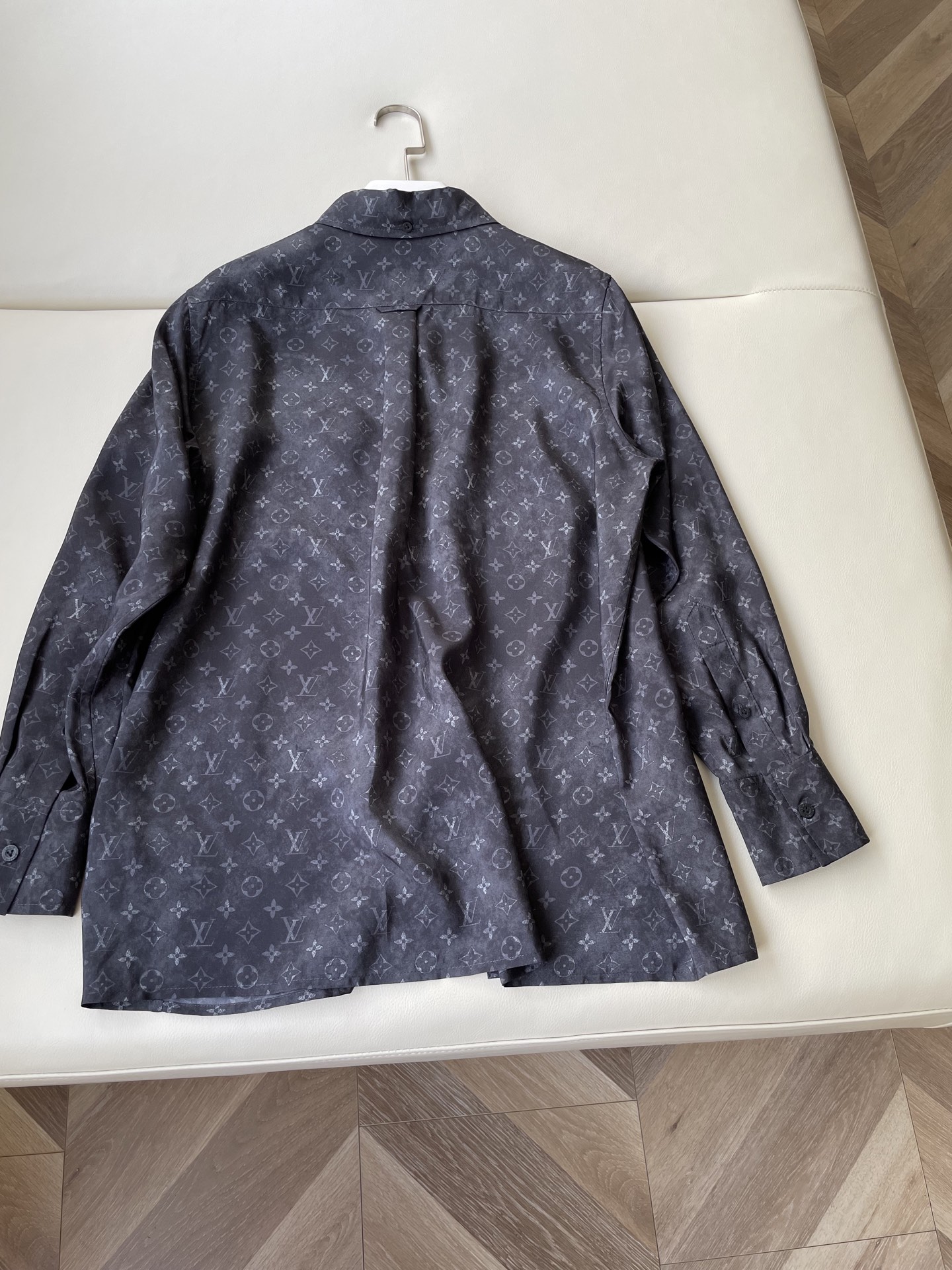 Luxury LV Monogram Silk Shirt: Elegance and Style in Every Stitch - 图片 8