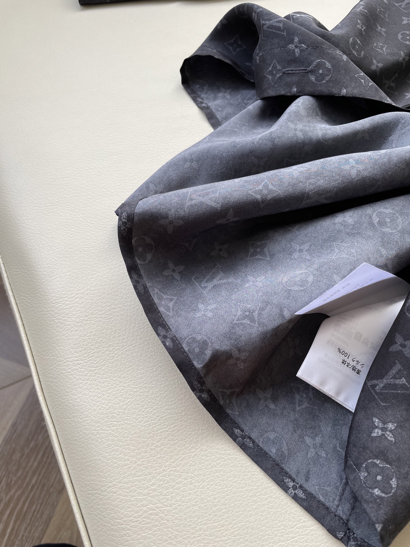 Luxury LV Monogram Silk Shirt: Elegance and Style in Every Stitch - 图片 7