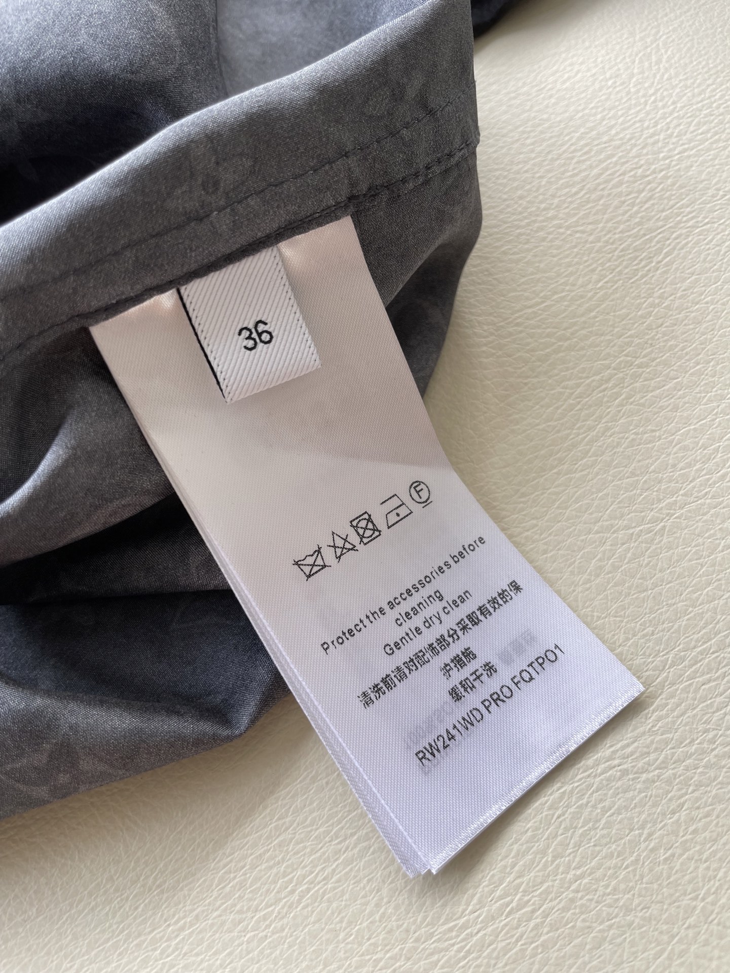 Luxury LV Monogram Silk Shirt: Elegance and Style in Every Stitch - 图片 5