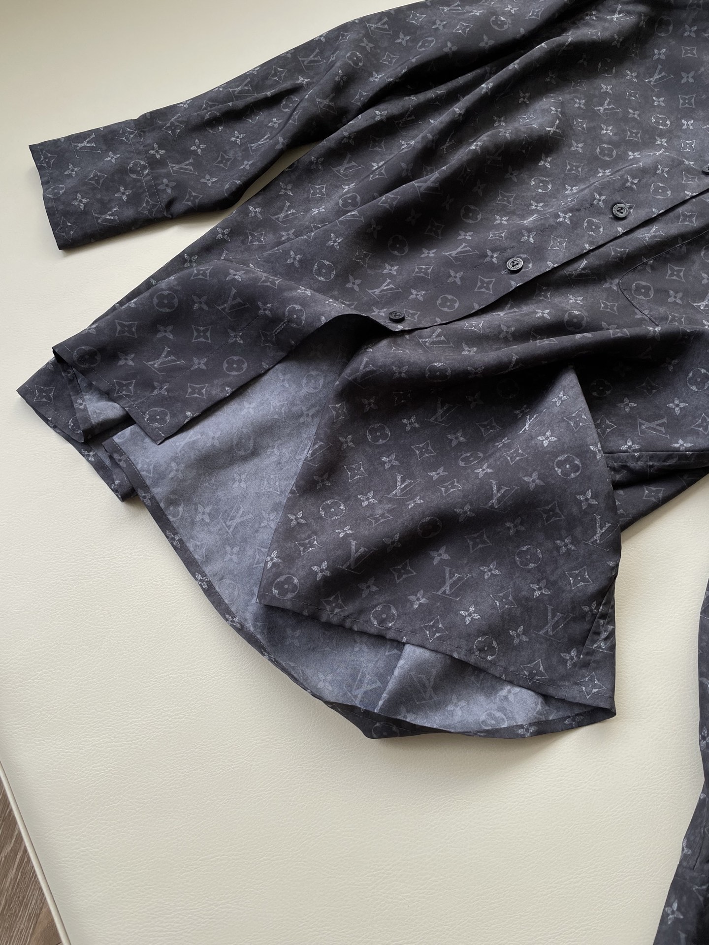 Luxury LV Monogram Silk Shirt: Elegance and Style in Every Stitch - 图片 3