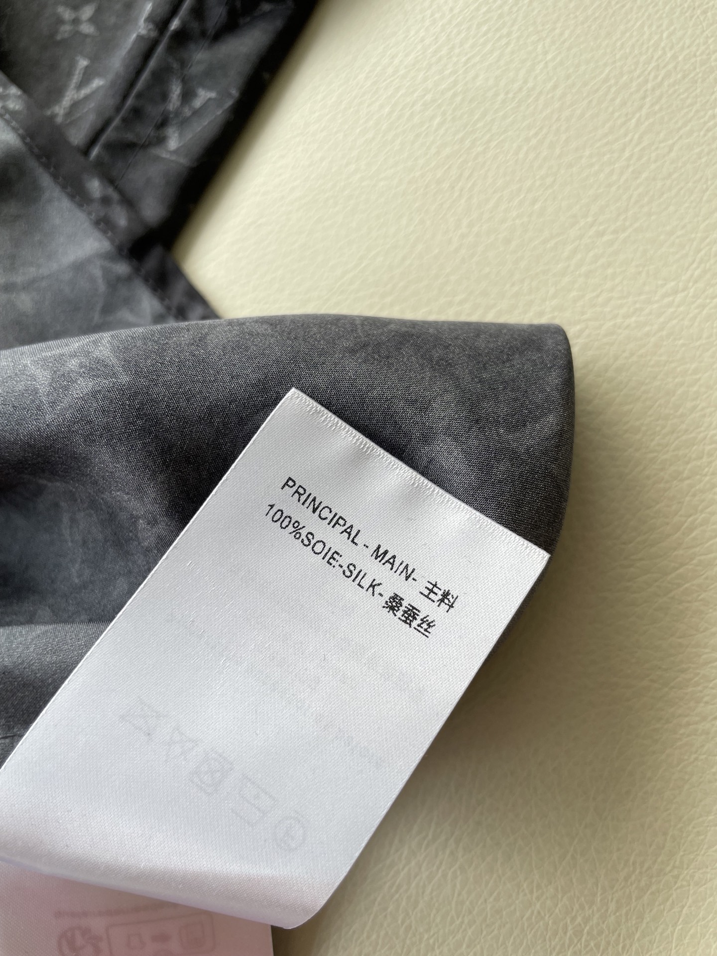 Luxury LV Monogram Silk Shirt: Elegance and Style in Every Stitch - 图片 6