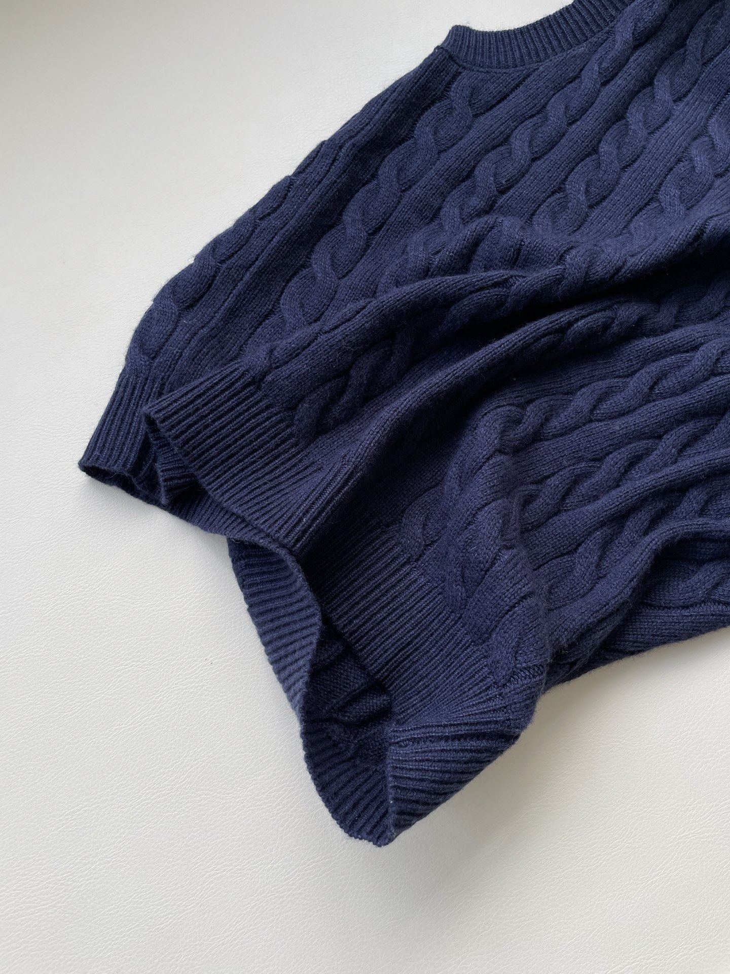 “Review: R.L. Classic Parchment Vest – Stylish, Versatile, and Worth Buying” - 图片 2