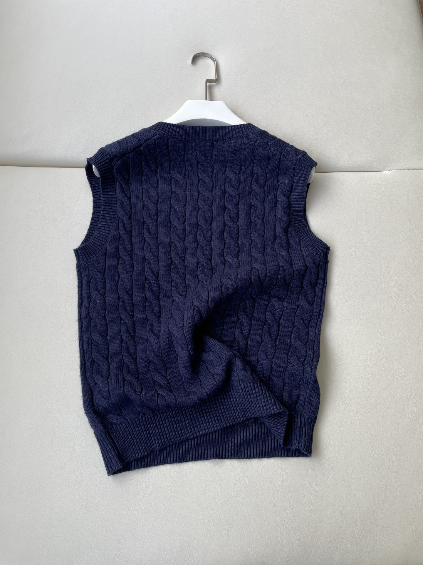 “Review: R.L. Classic Parchment Vest – Stylish, Versatile, and Worth Buying” - 图片 8