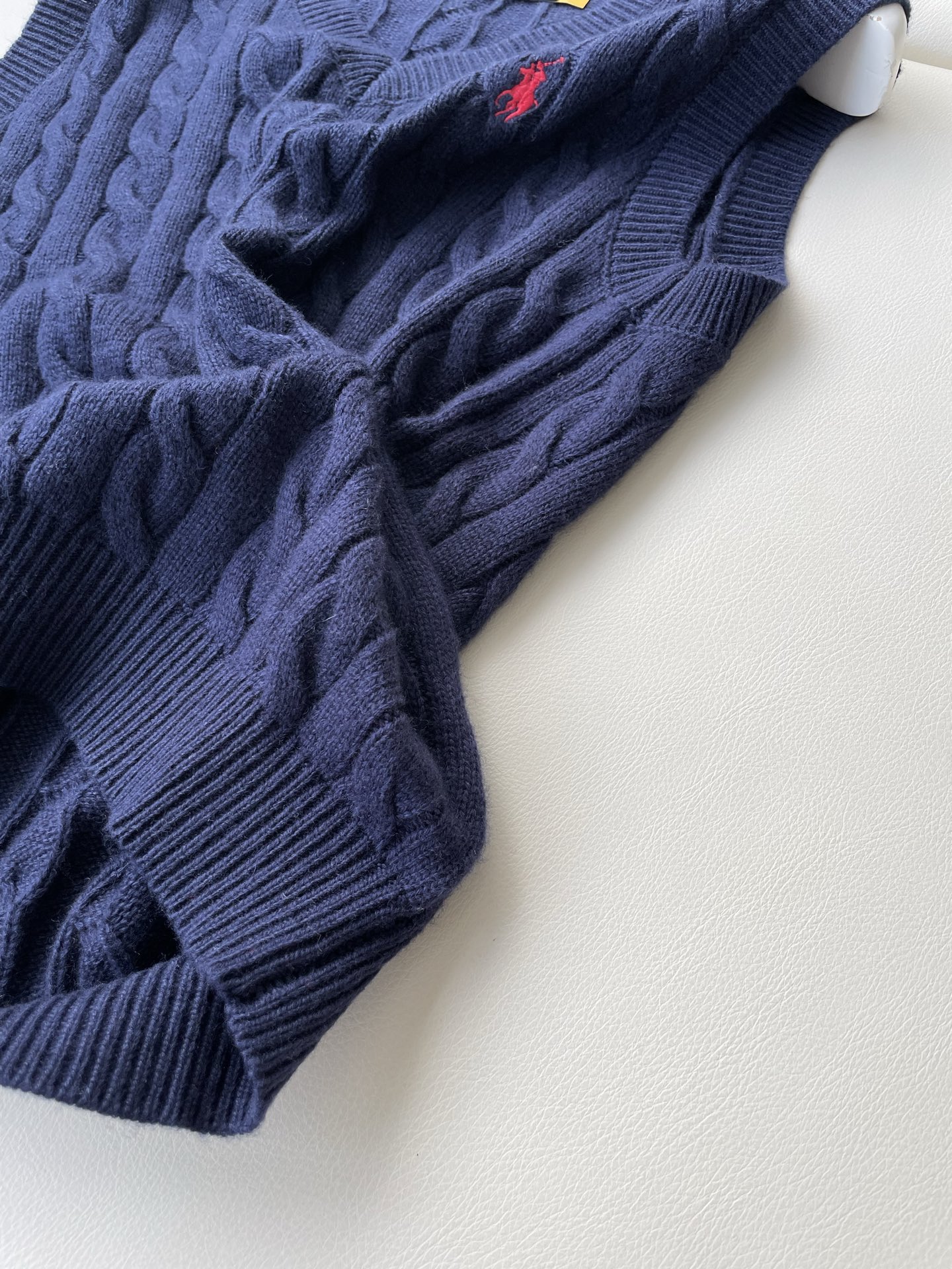“Review: R.L. Classic Parchment Vest – Stylish, Versatile, and Worth Buying” - 图片 4