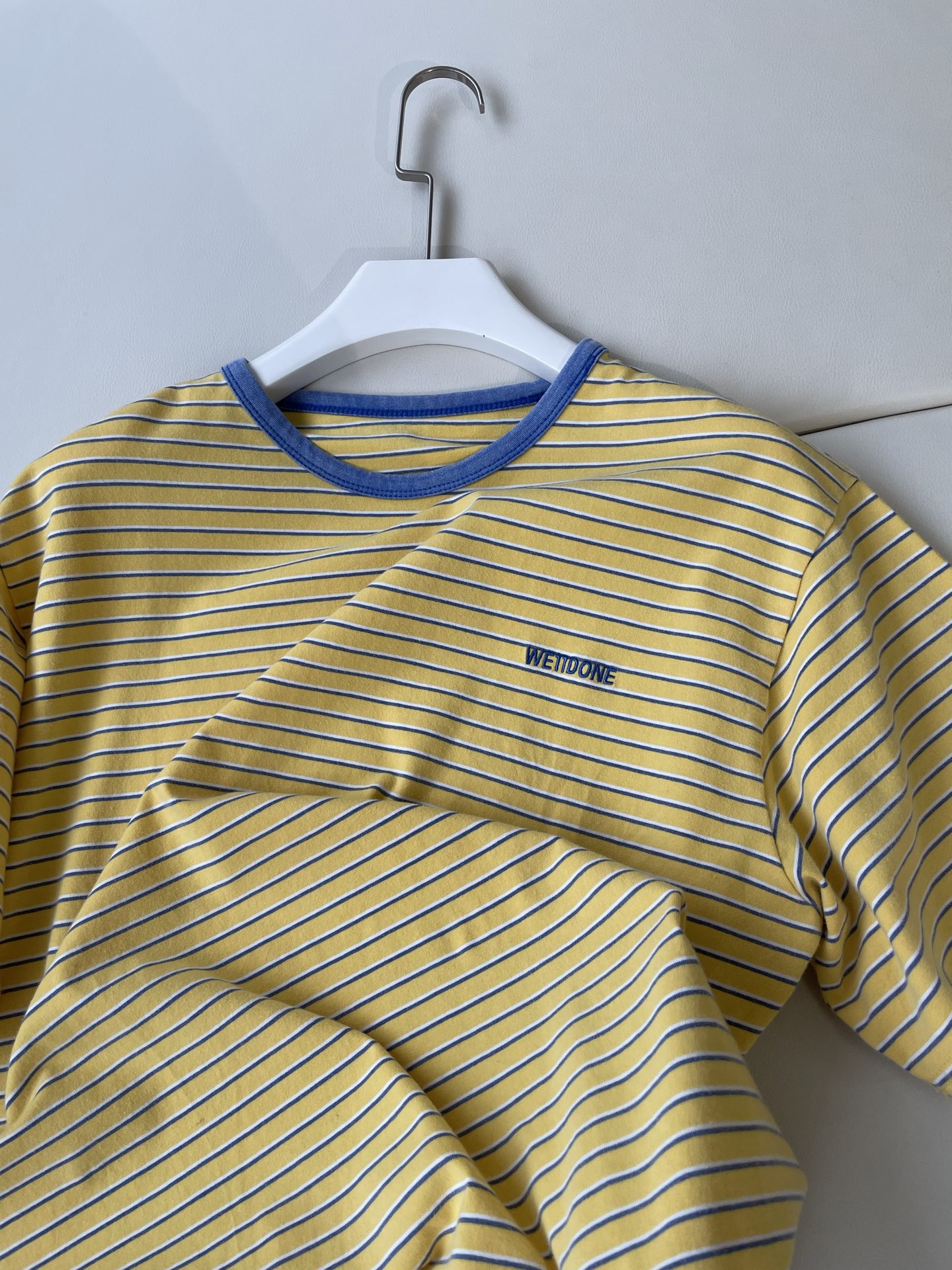 WE11DONE’s Striped Tee Elevates P506 Female Suit with Playful Colors and Mystery - 图片 2
