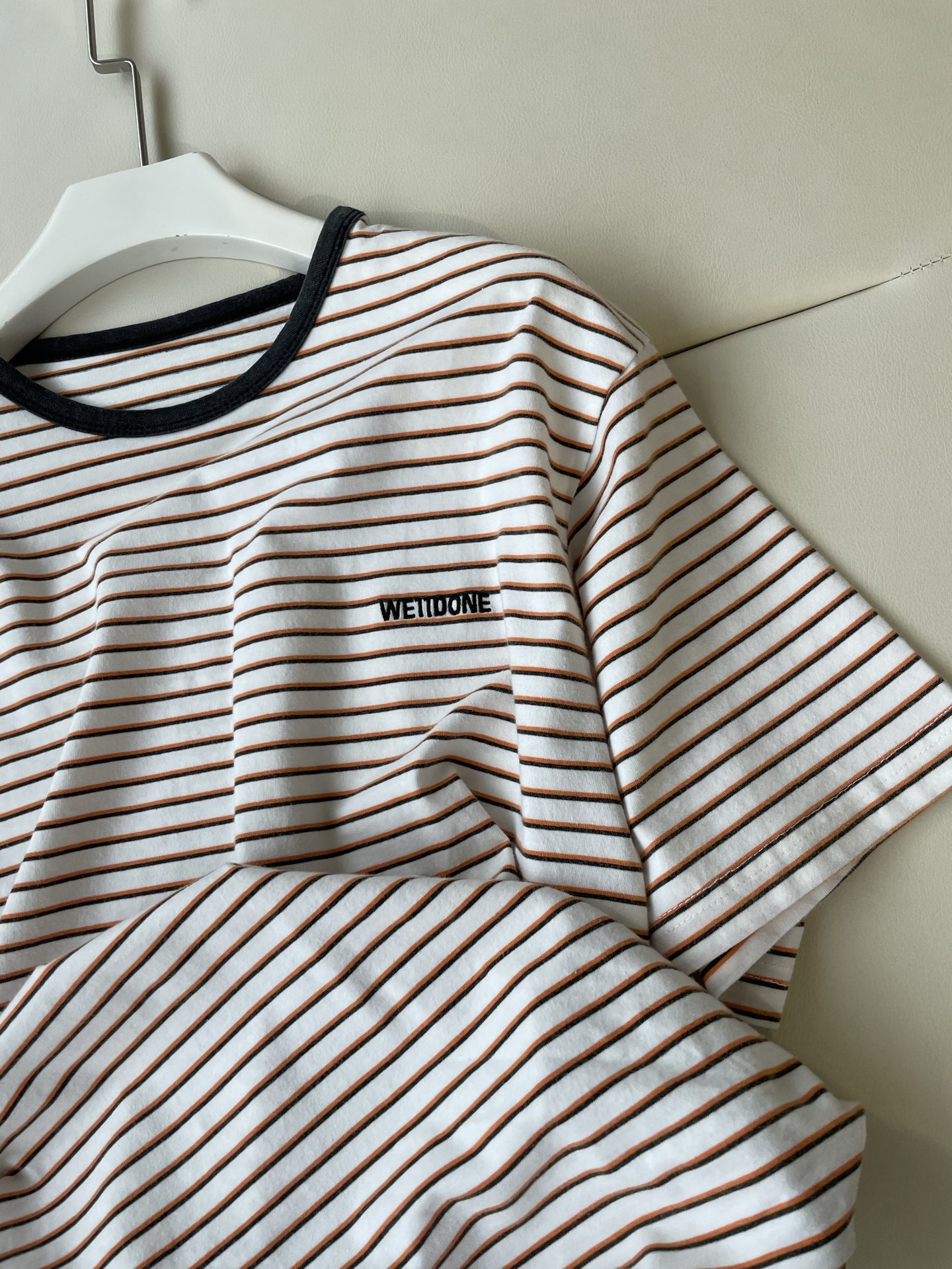“WE11DONE’s New Stripe Tee Enhances P506 Female Suit with Playful Colors” - 图片 5