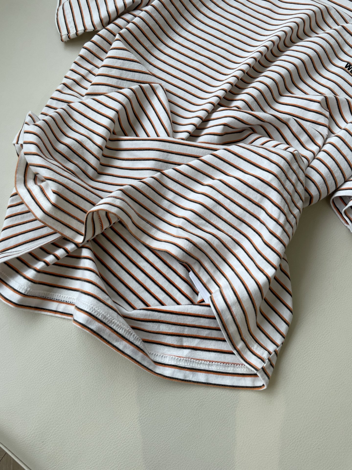 “WE11DONE’s New Stripe Tee Enhances P506 Female Suit with Playful Colors” - 图片 4