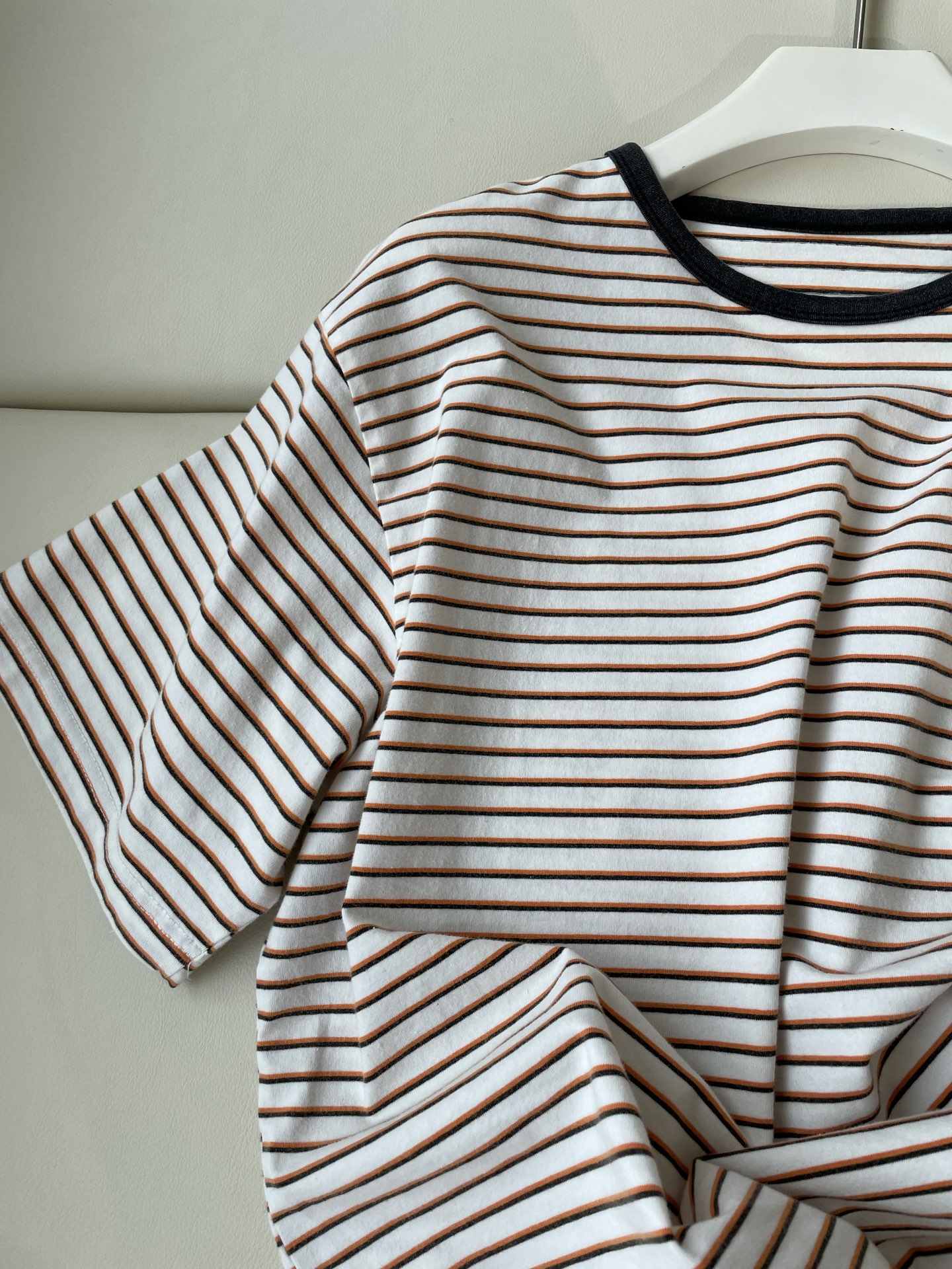 “WE11DONE’s New Stripe Tee Enhances P506 Female Suit with Playful Colors” - 图片 3