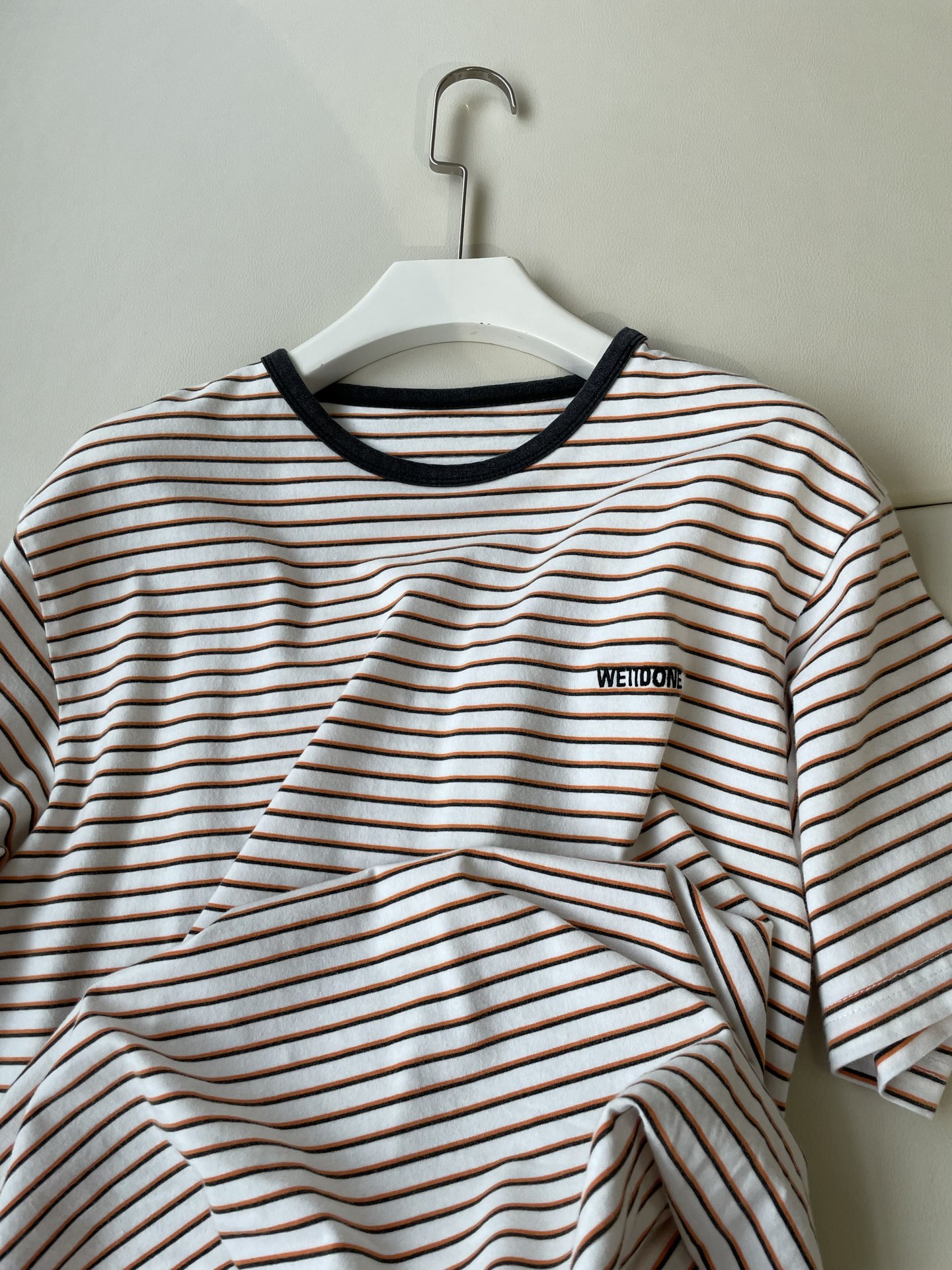 “WE11DONE’s New Stripe Tee Enhances P506 Female Suit with Playful Colors” - 图片 2