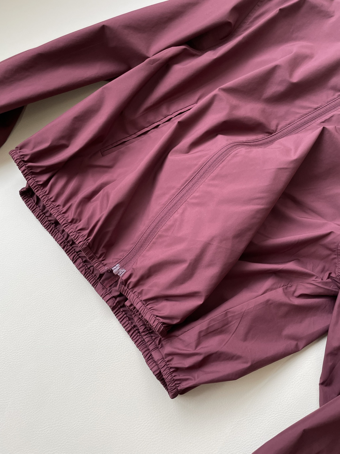 Burgundy Red Coats for Outdoor Sports: Lightweight, Stylish, and Versatile Kit - 图片 4