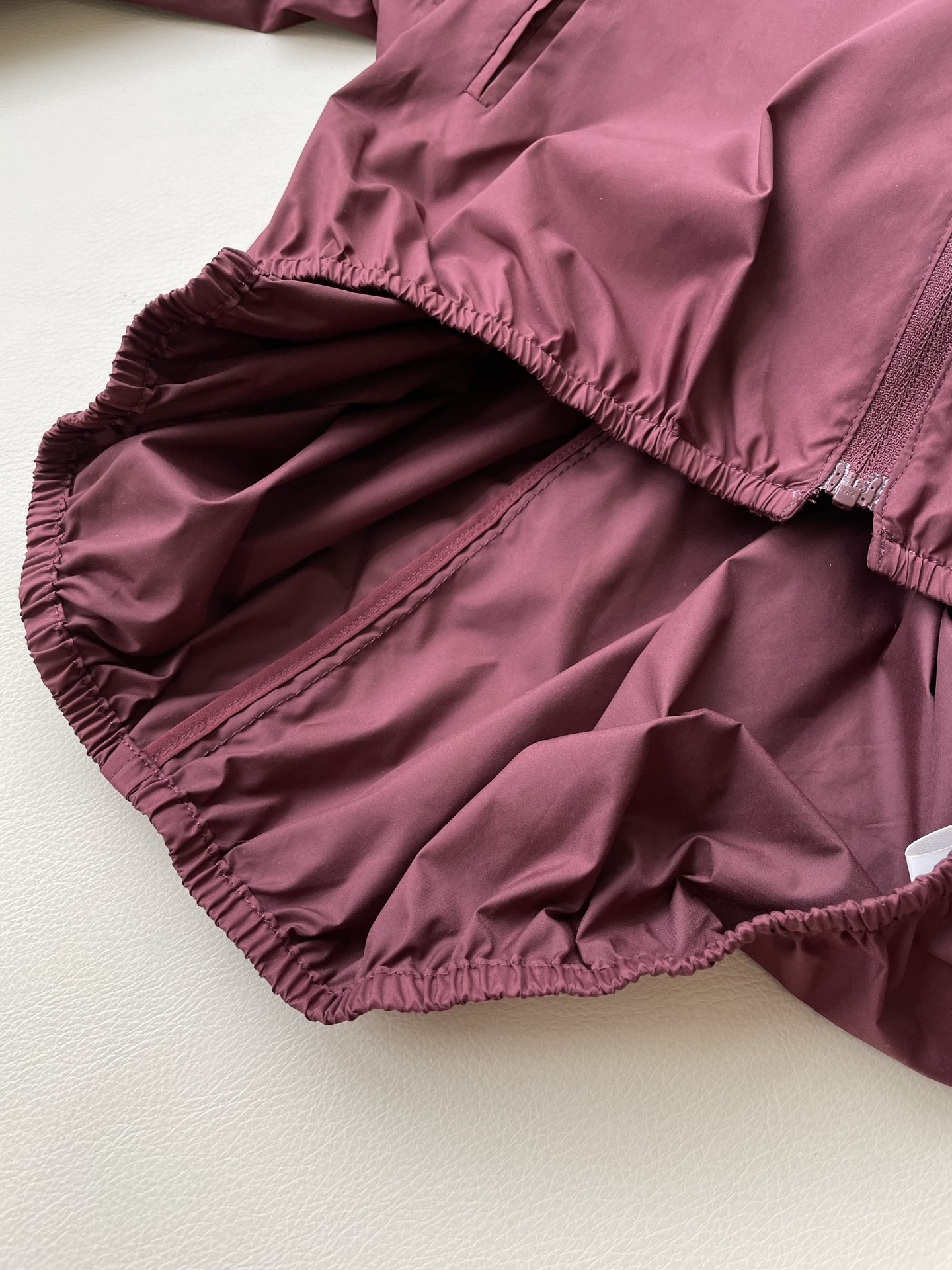 Burgundy Red Coats for Outdoor Sports: Lightweight, Stylish, and Versatile Kit - 图片 6