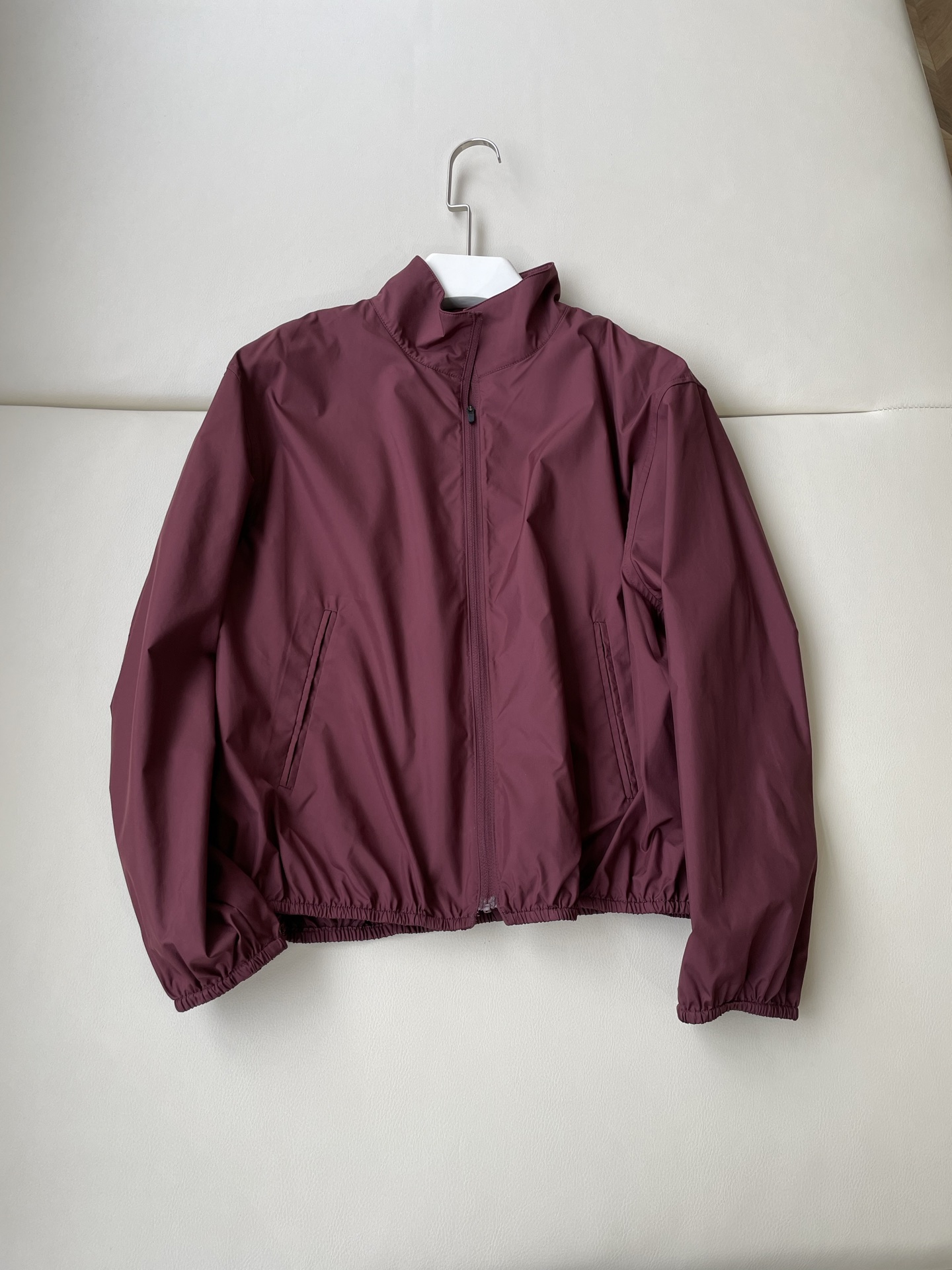 Burgundy Red Coats for Outdoor Sports: Lightweight, Stylish, and Versatile Kit - 图片 1