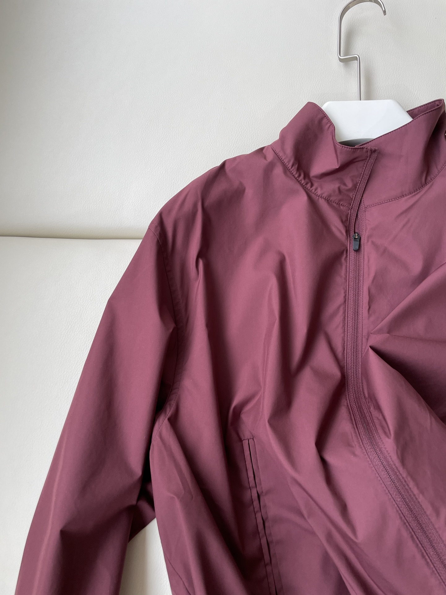 Burgundy Red Coats for Outdoor Sports: Lightweight, Stylish, and Versatile Kit - 图片 3
